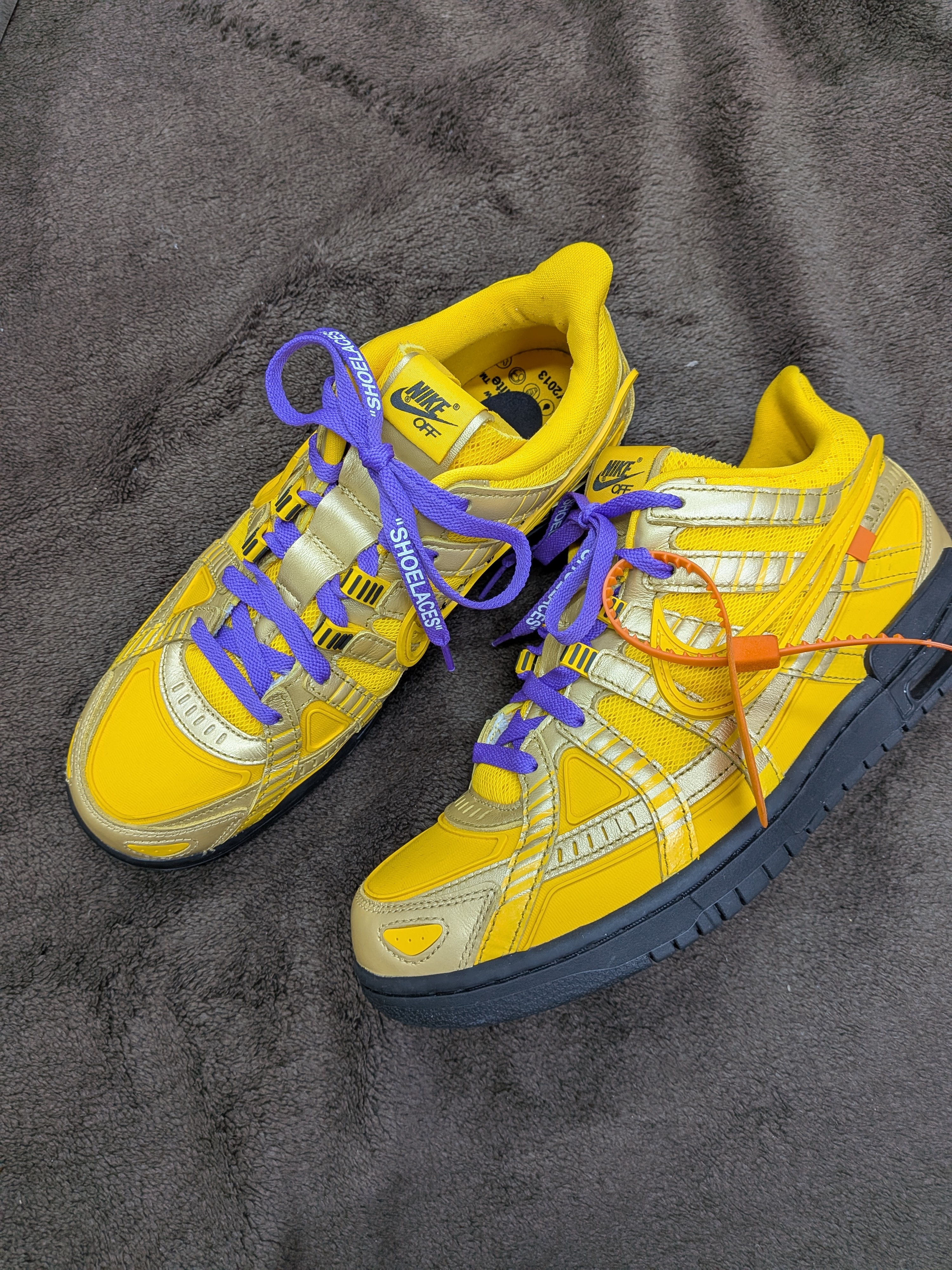 Off-White × Nike Air Rubber Dunk "University Gold"