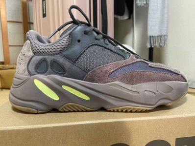 YEEZY BOOST 700 WAVE RUNNER DARK GREY