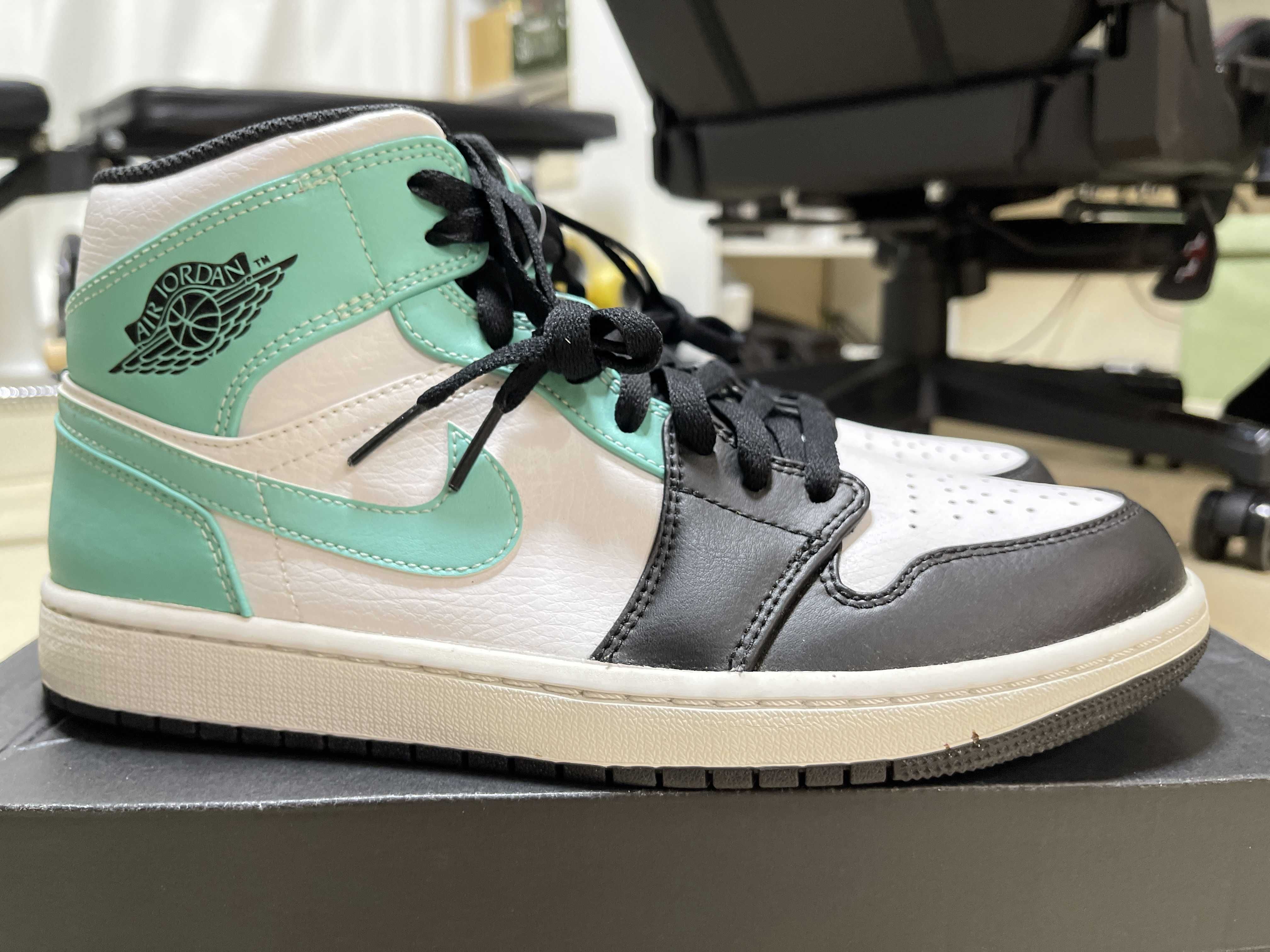 Nike Air Jordan 1 Mid "Tropical Twist"