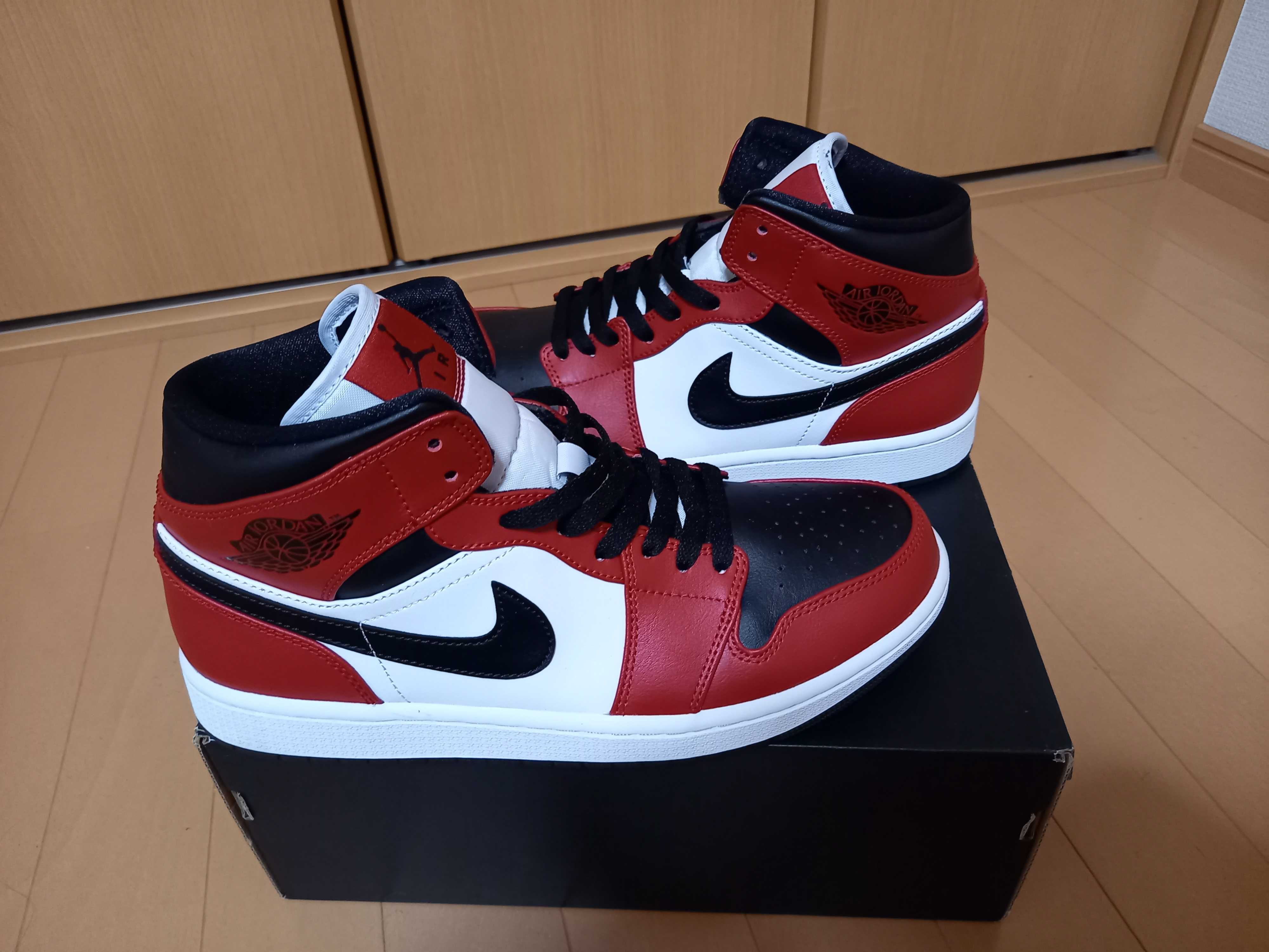 Nike Air Jordan 1 Mid "Chicago Black Toe"