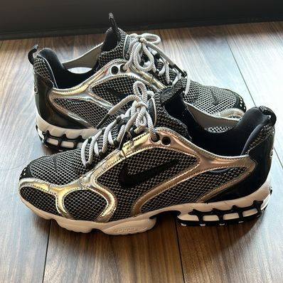 STUSSY × NIKE AIR ZOOM SPIRIDON CAGED "PURE PLATINUM/BLACK-WHITE"