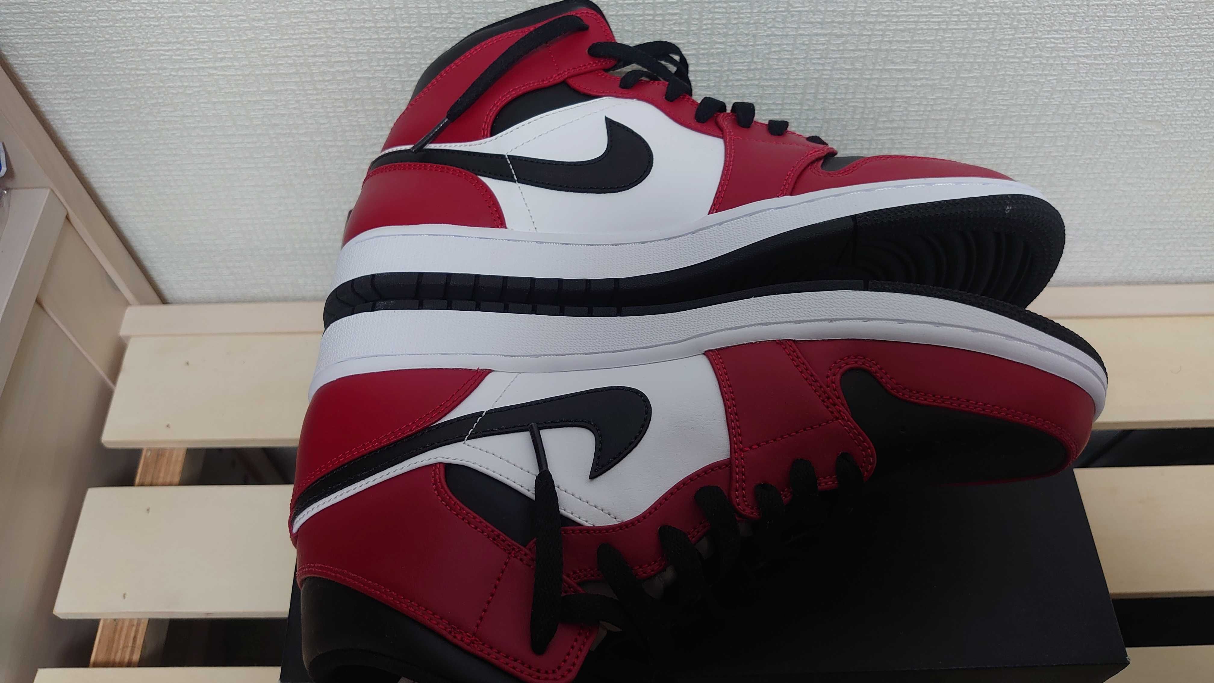 Nike Air Jordan 1 Mid "Chicago Black Toe"