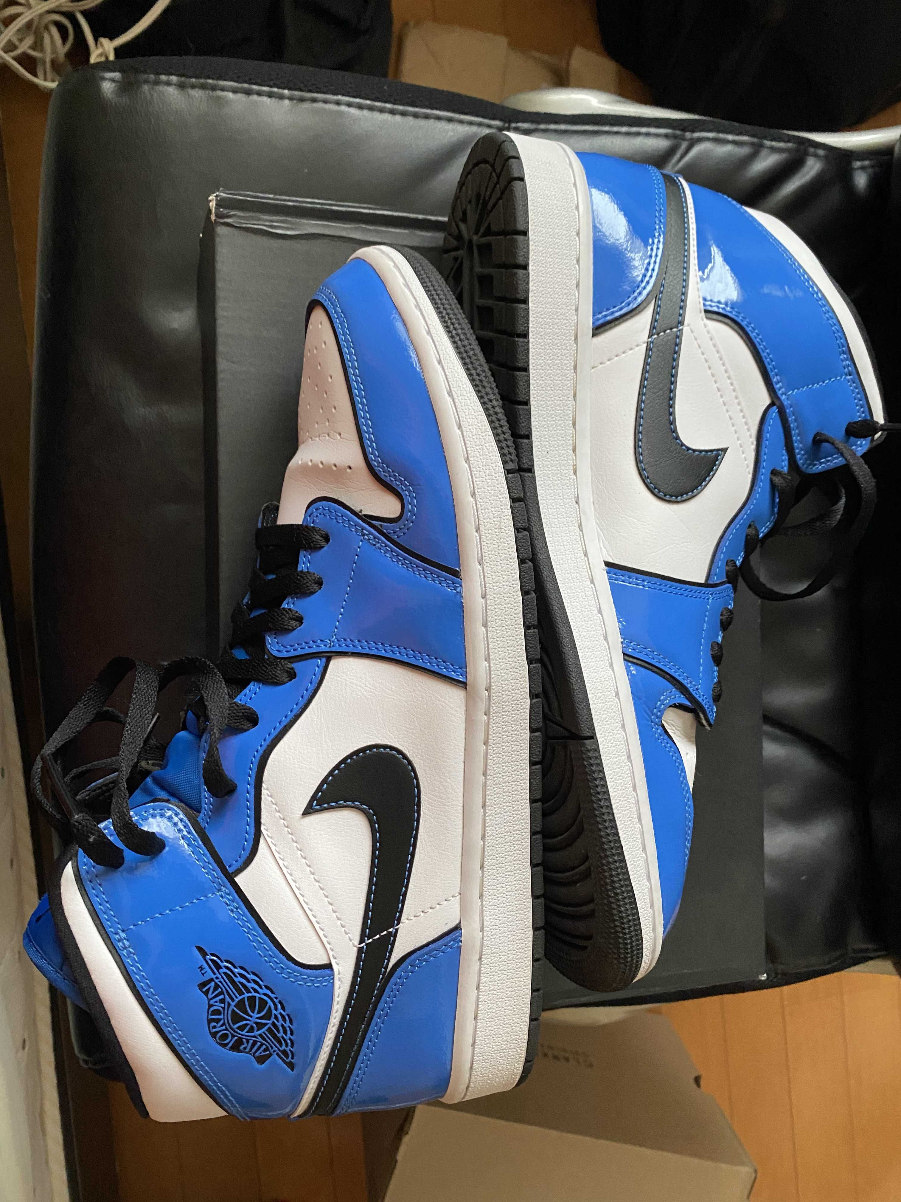 Nike Air Jordan 1 Mid SE "Signal Blue"