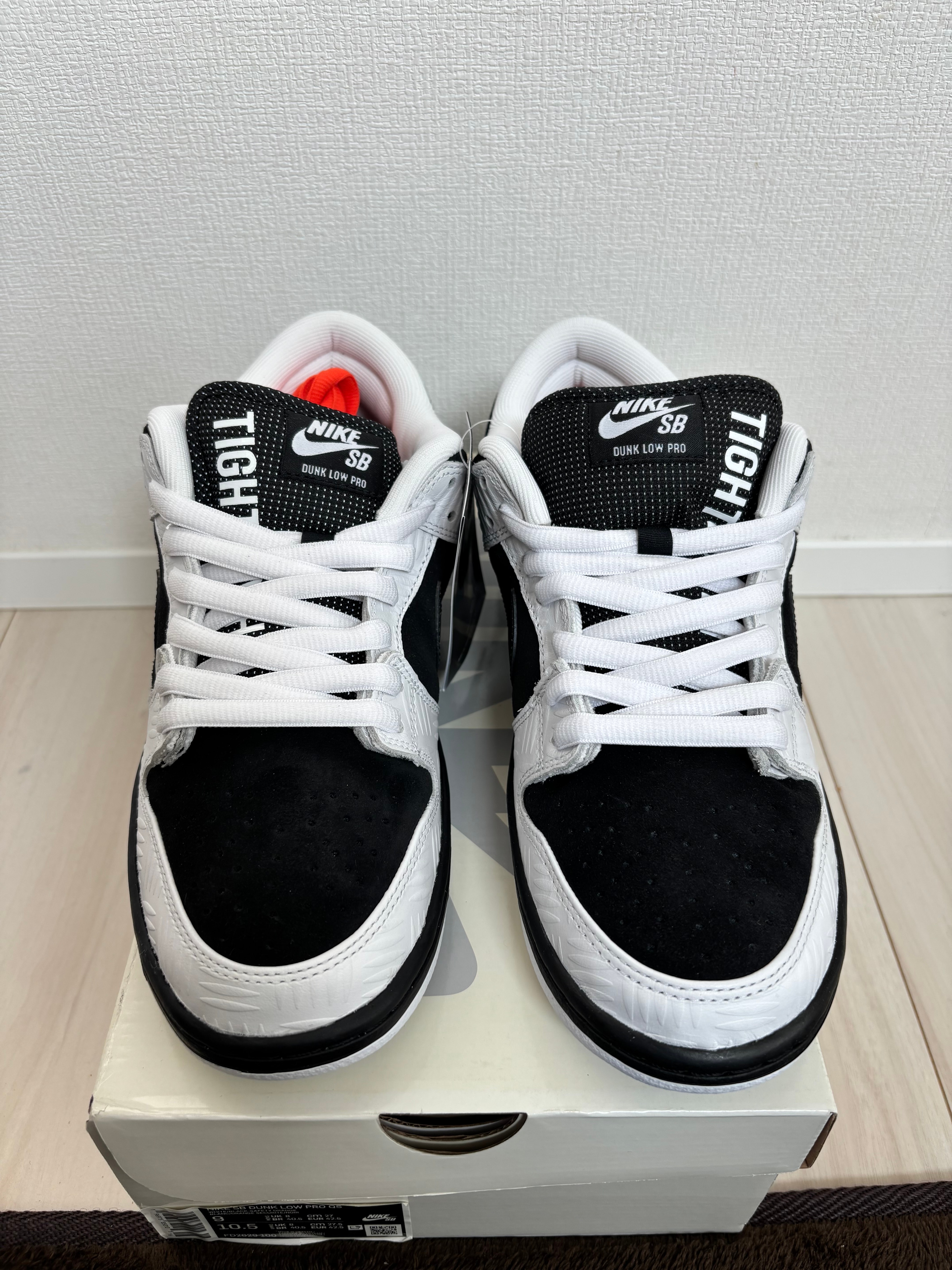 タイトブース × ナイキ SB ダンク ロー プロ QS "ブラック アンド ホワイト"