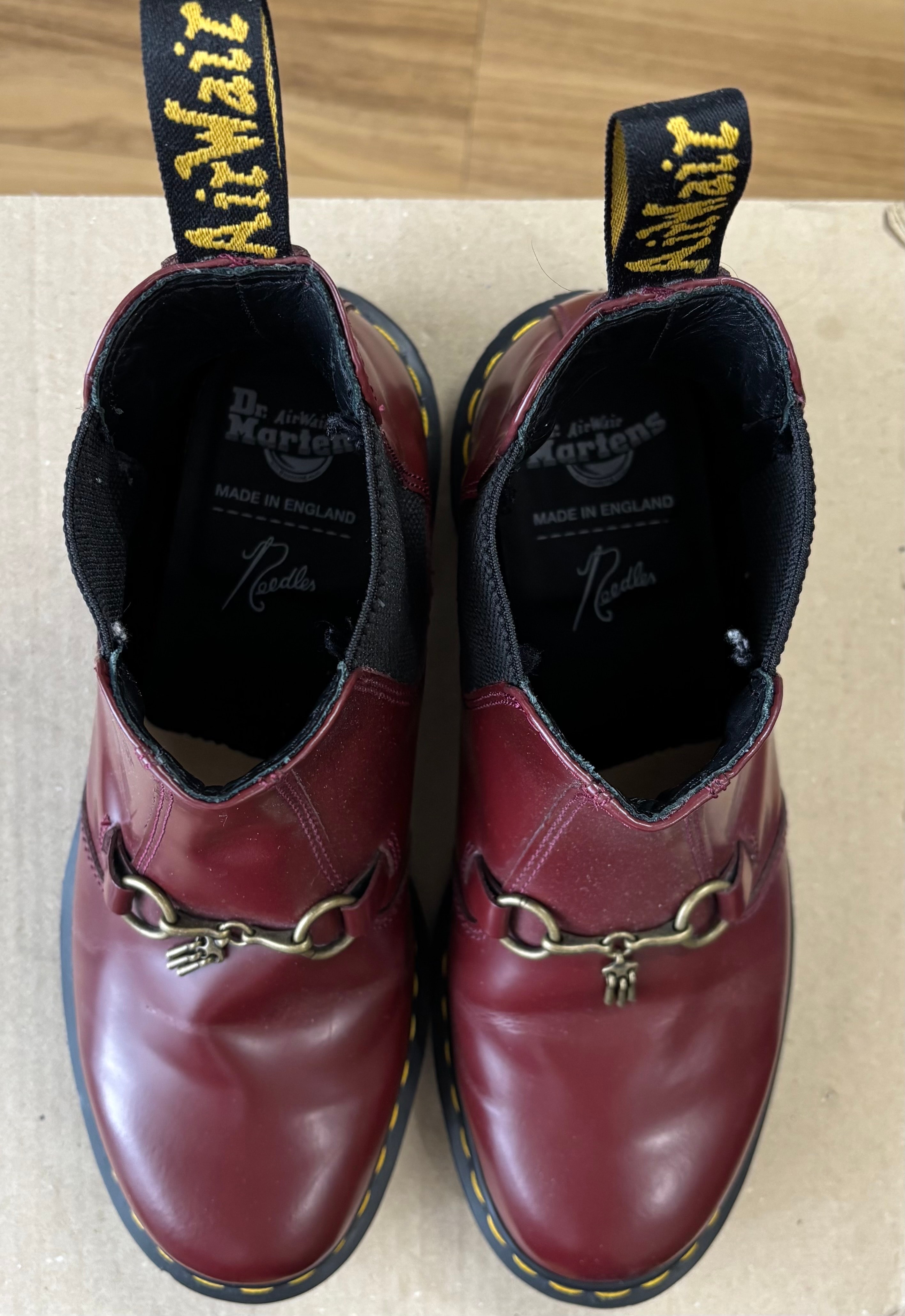 ドクターマーチン 2976 スナッフル ニードルズ チェルシー ブーツ "チェリーレッド"