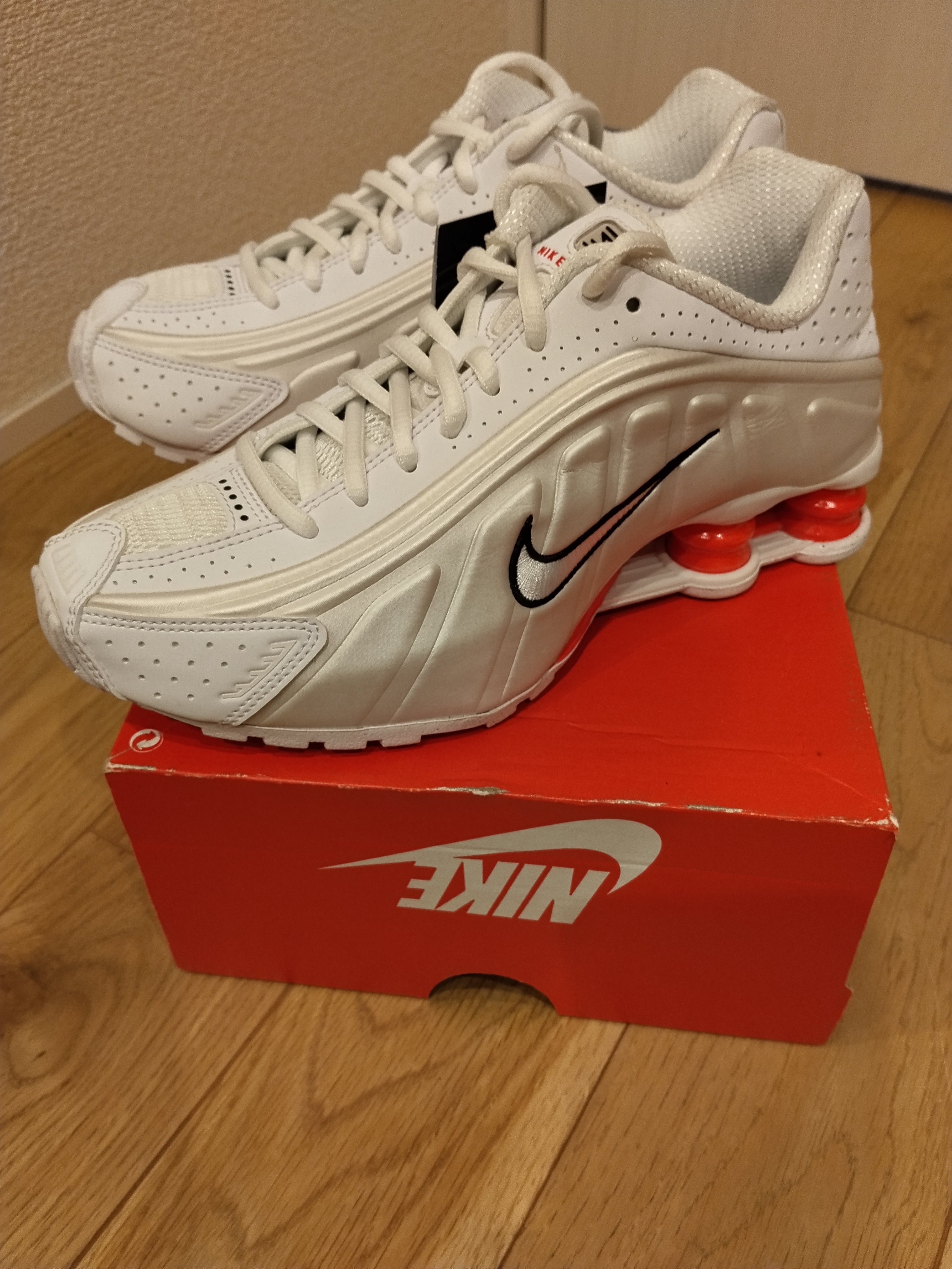 ナイキ ウィメンズ ショックス R4 "ホワイト/ファントム/ピカンテレッド/ホワイト"