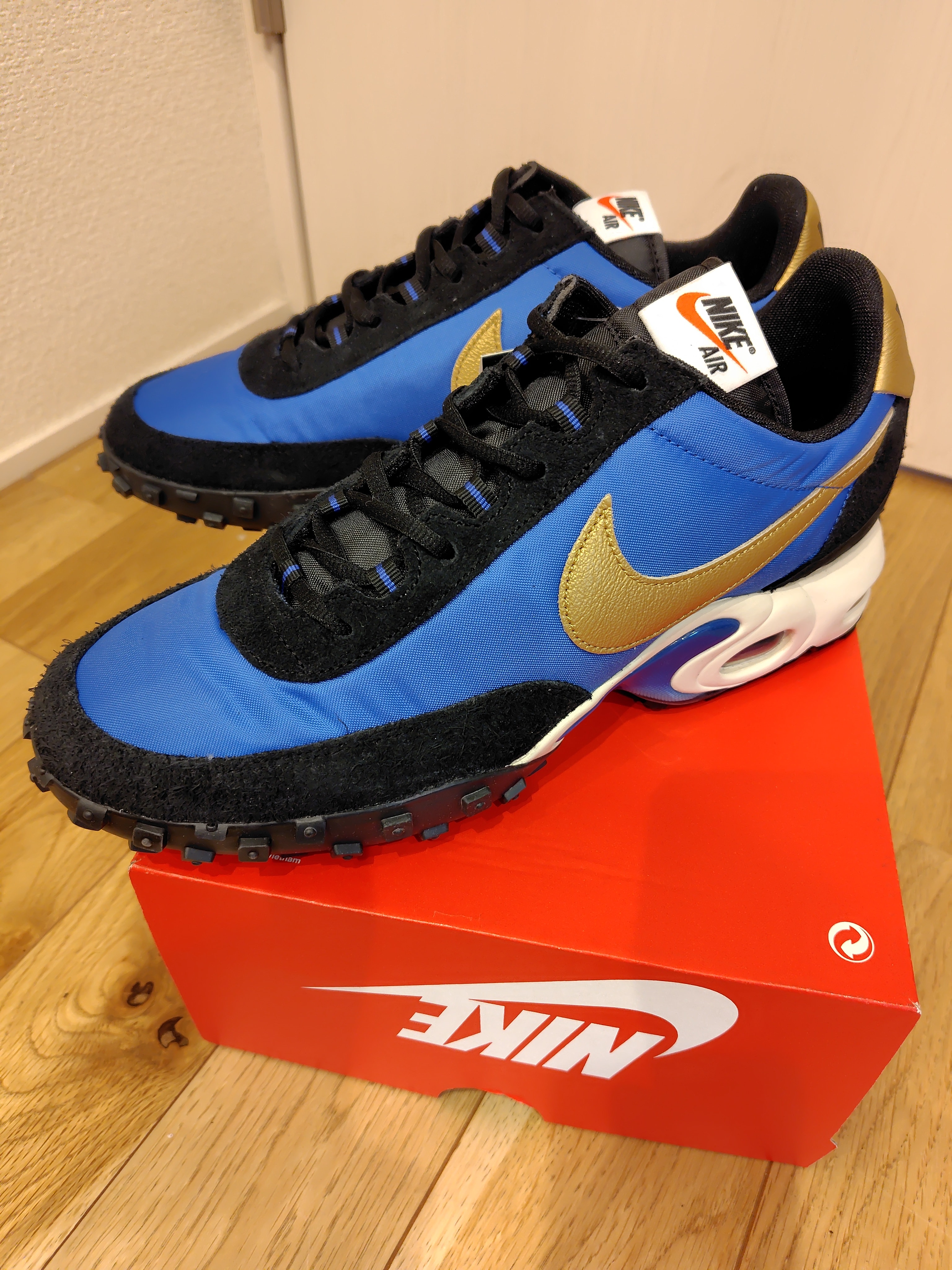 Nike Air Max Waffle "Black and Hyper Blue"