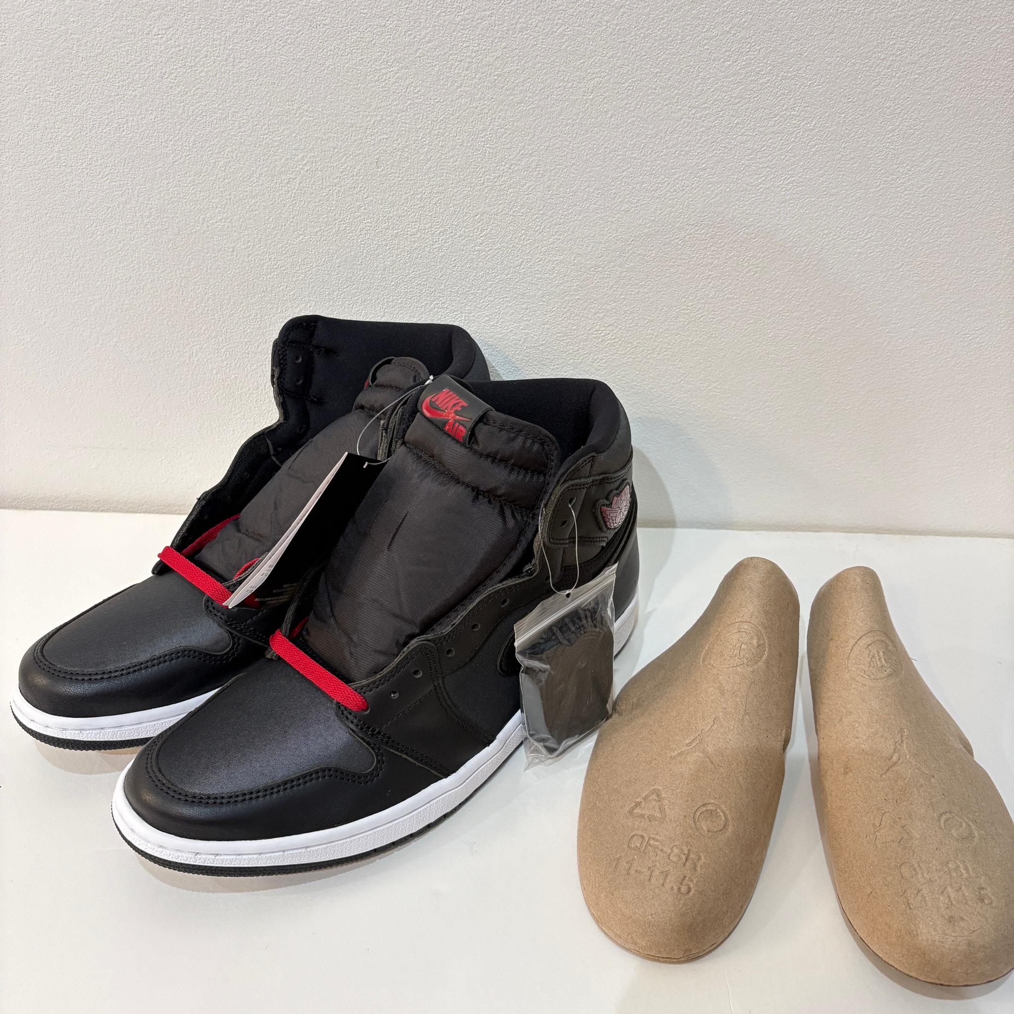 Nike Air Jordan 1 Retro High OG "Black/Metallic Silver/Gym Red"