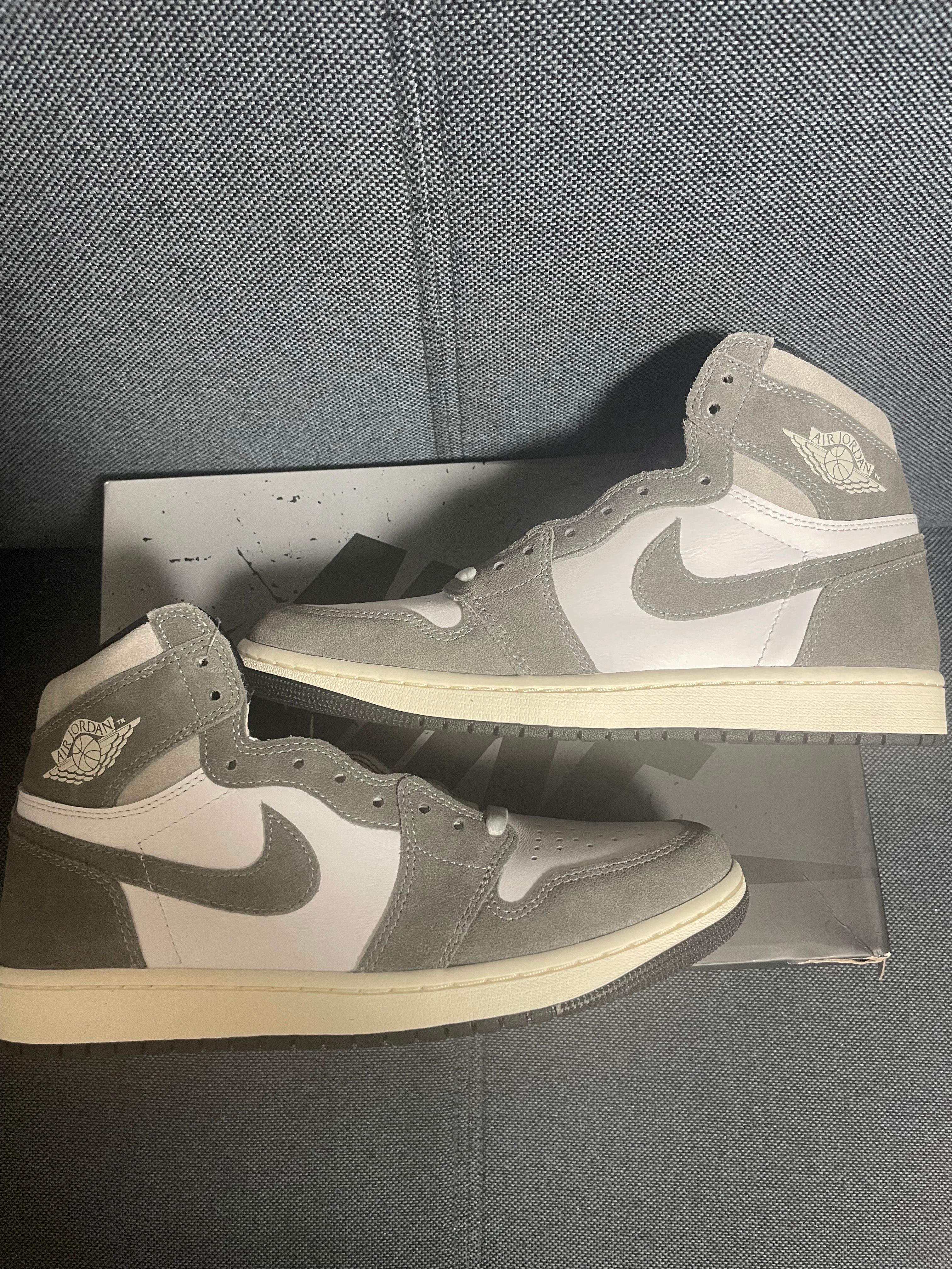 Nike Air Jordan 1 Retro High OG "Black and Smoke Grey"