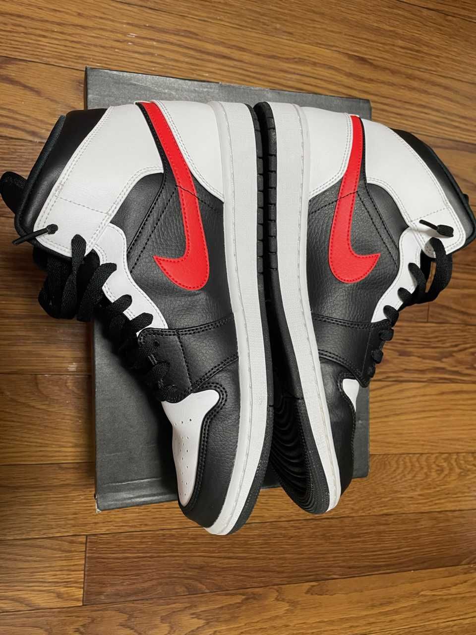 NIKE AIR JORDAN 1 MID "BLACK/CHILE RED/WHITE"