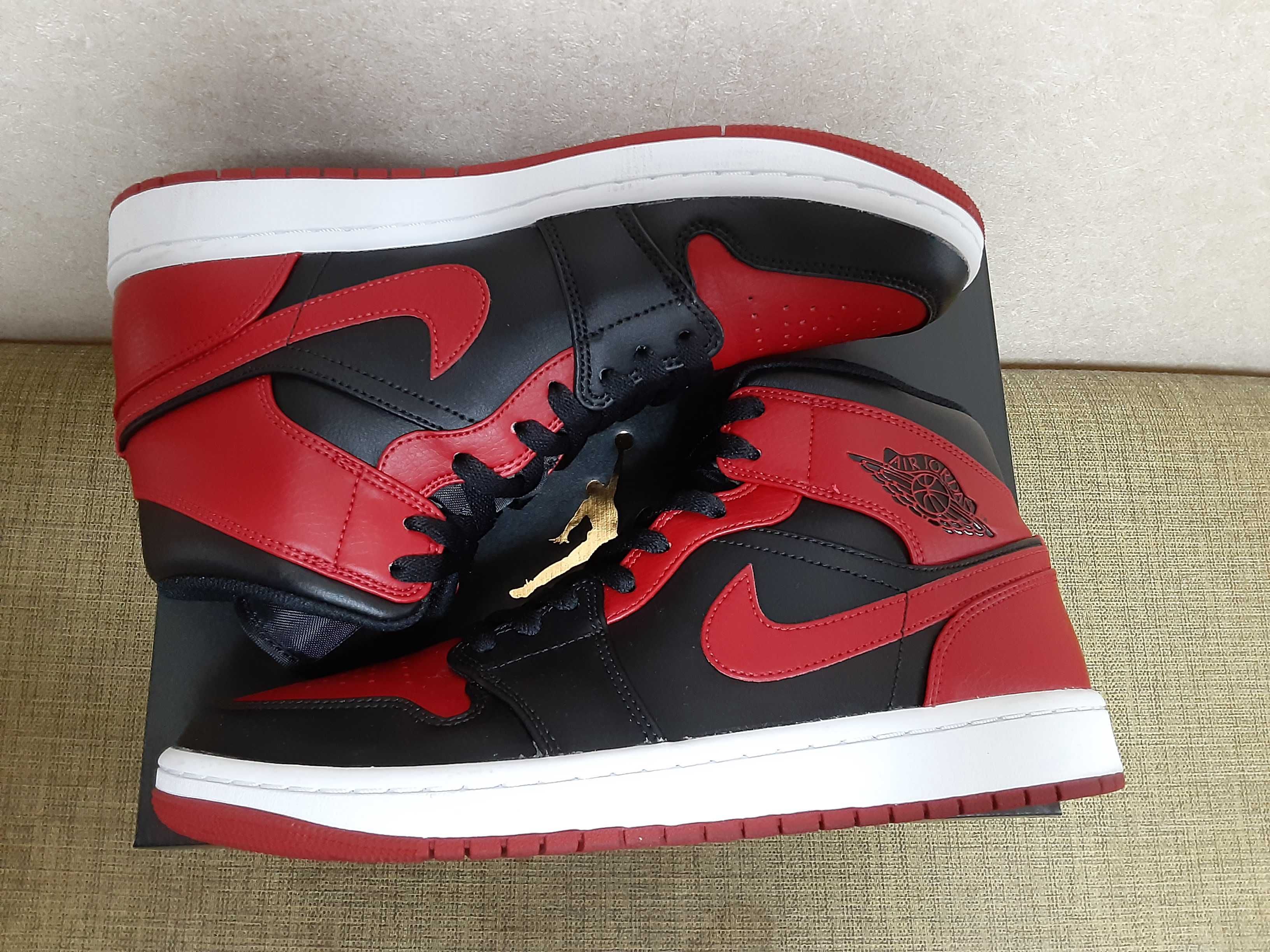 Nike Air Jordan 1 Mid "Bred"