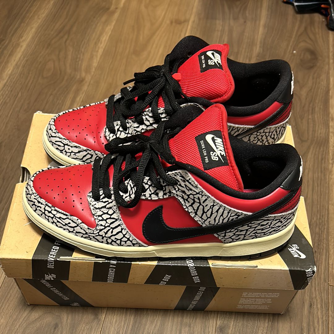 Supreme × Nike SB Dunk Low "Red Cement"(2012)