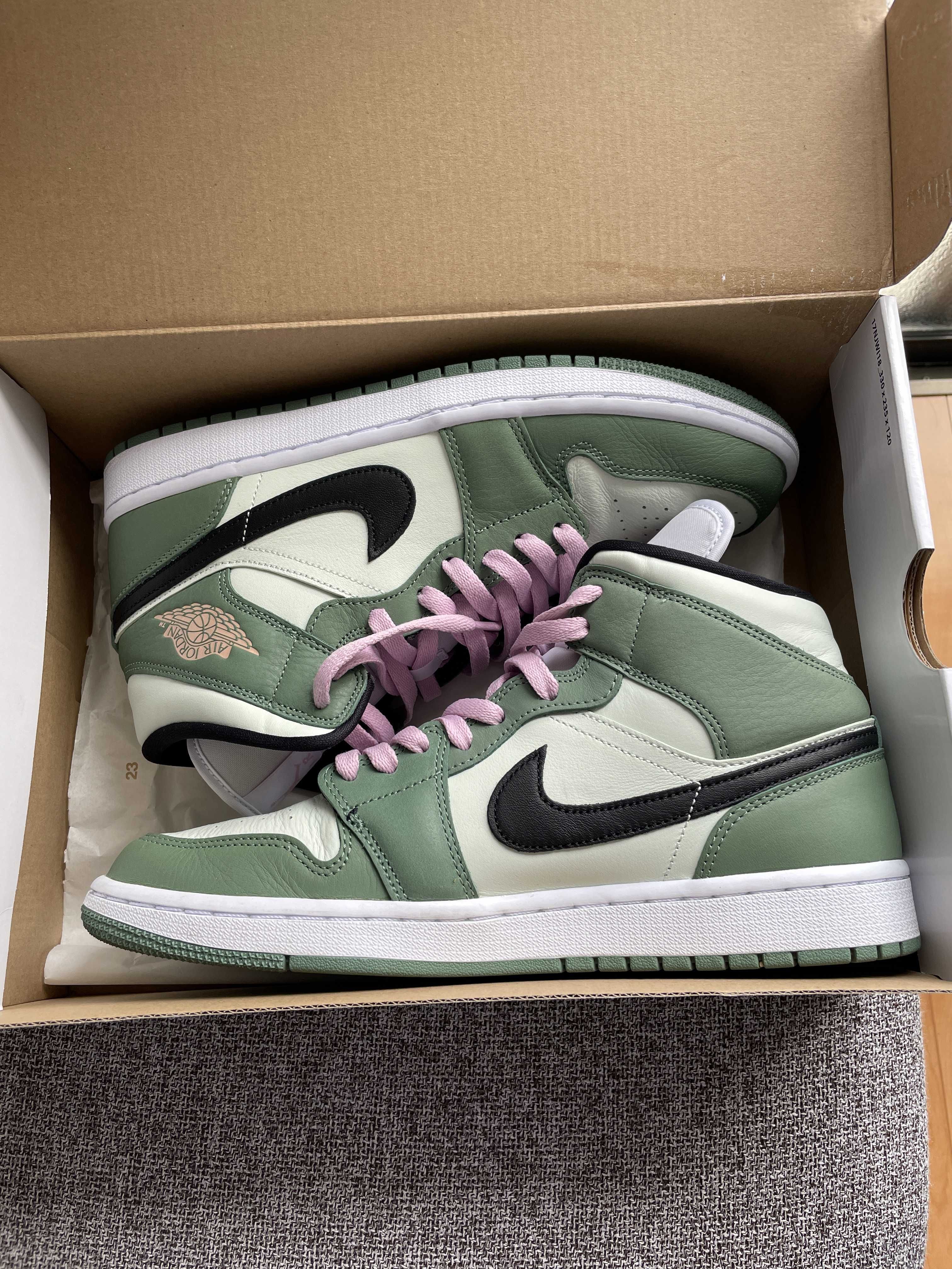 NIKE Women's AIR JORDAN 1 MID SE "DUTCH GREEN"