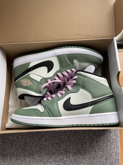 NIKE Women's AIR JORDAN 1 MID SE "DUTCH GREEN"