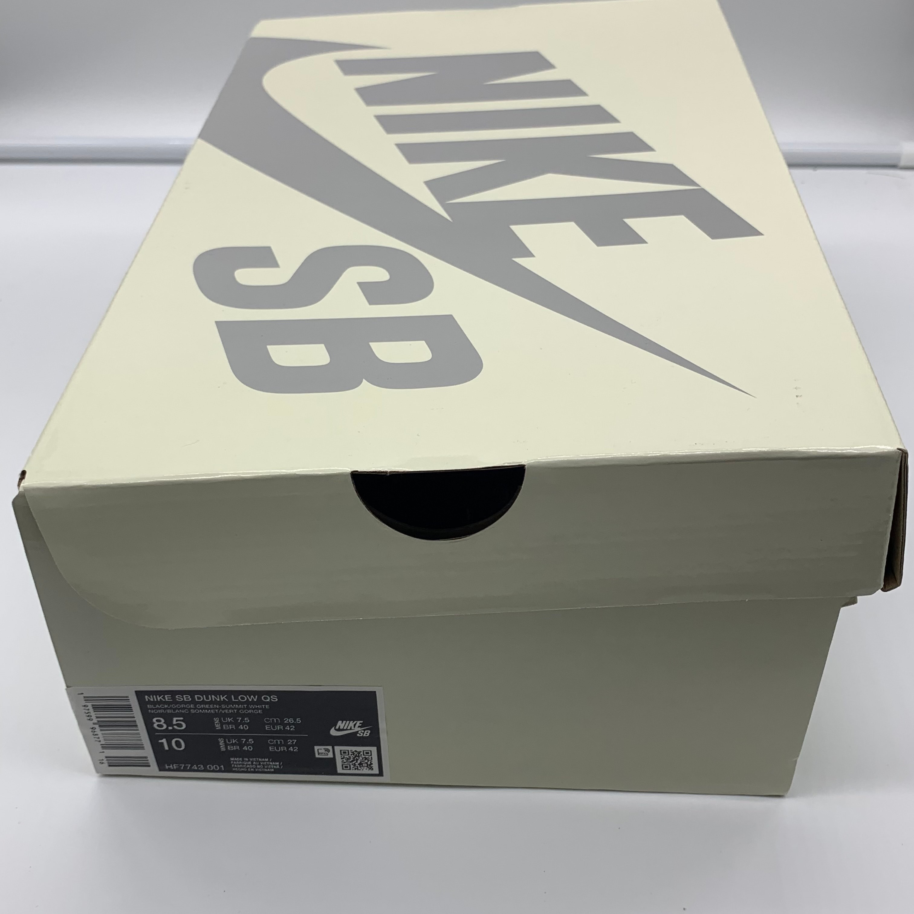 There Skateboards × Nike SB Dunk Low Pro "Anthracite and Gorge Green"