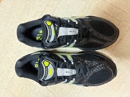 キス ロニーファイグ × アシックス ゲルニンバス 10.1 "ブラック/ピュアシルバー"