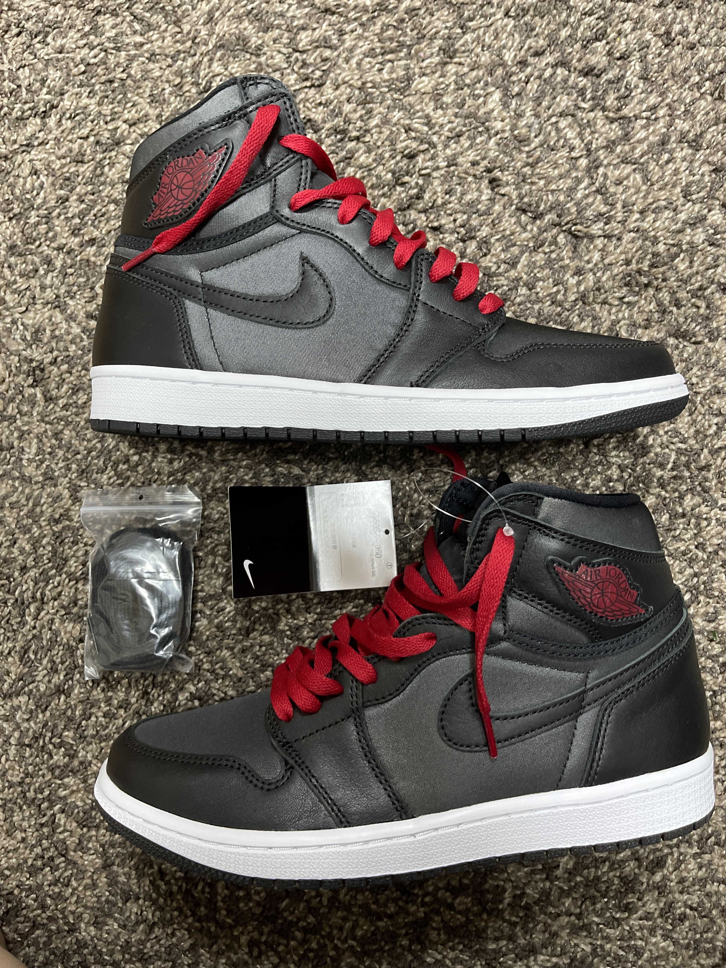 Nike Air Jordan 1 Retro High OG "Black/Metallic Silver/Gym Red"