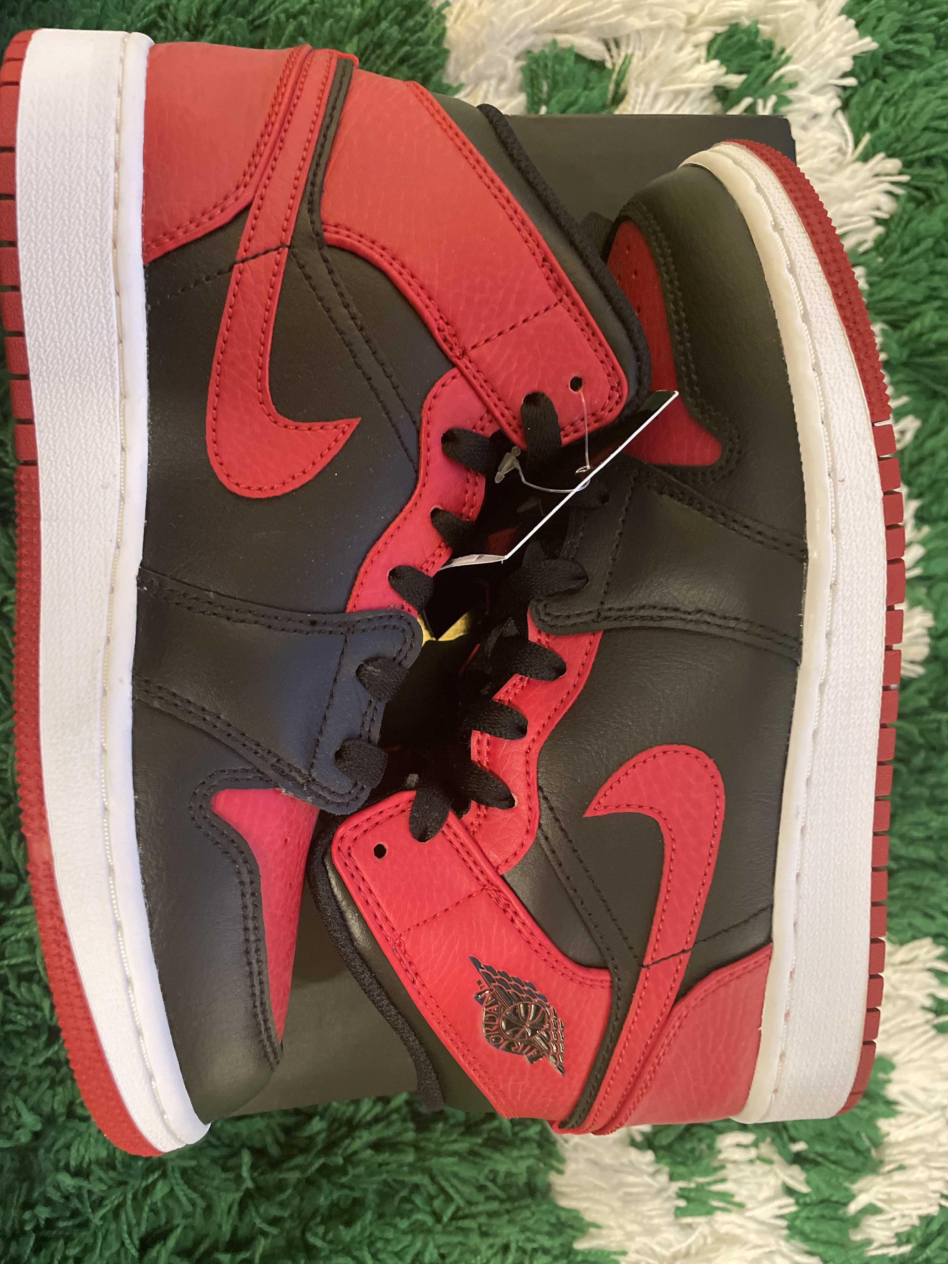 Nike GS Air Jordan 1 Mid "Bred"