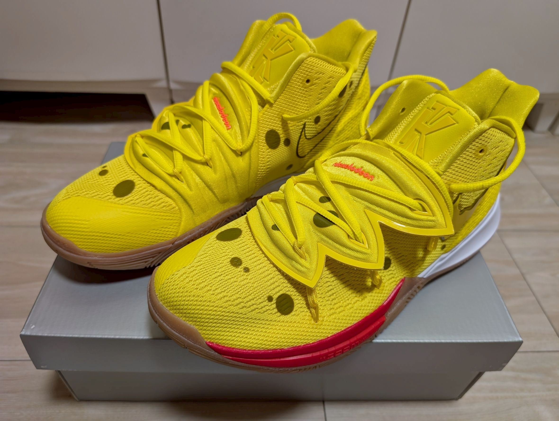 スポンジボブ スクエアパンツ × ナイキ カイリー 5 "オプティ イエロー"