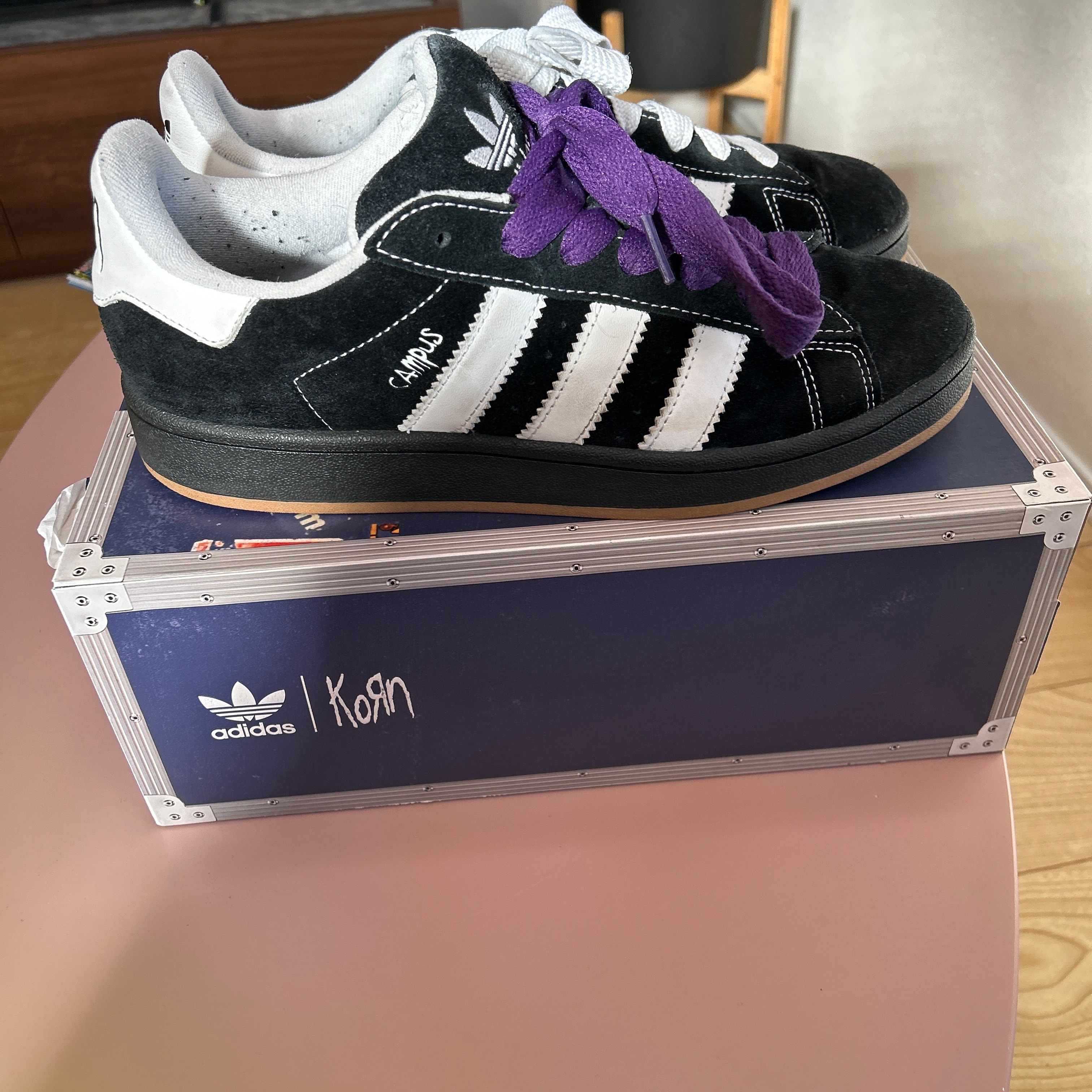 コーン × アディダス キャンパス 00s "ブラック/ホワイトガム"