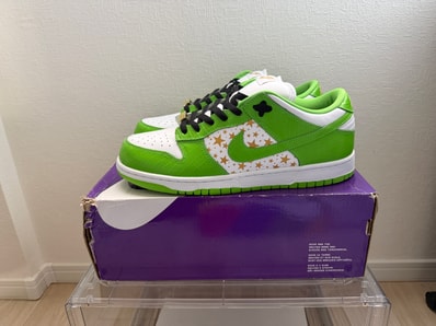 Supreme × Nike SB Dunk Low OG QS Gold Stars "White/Mean Green"