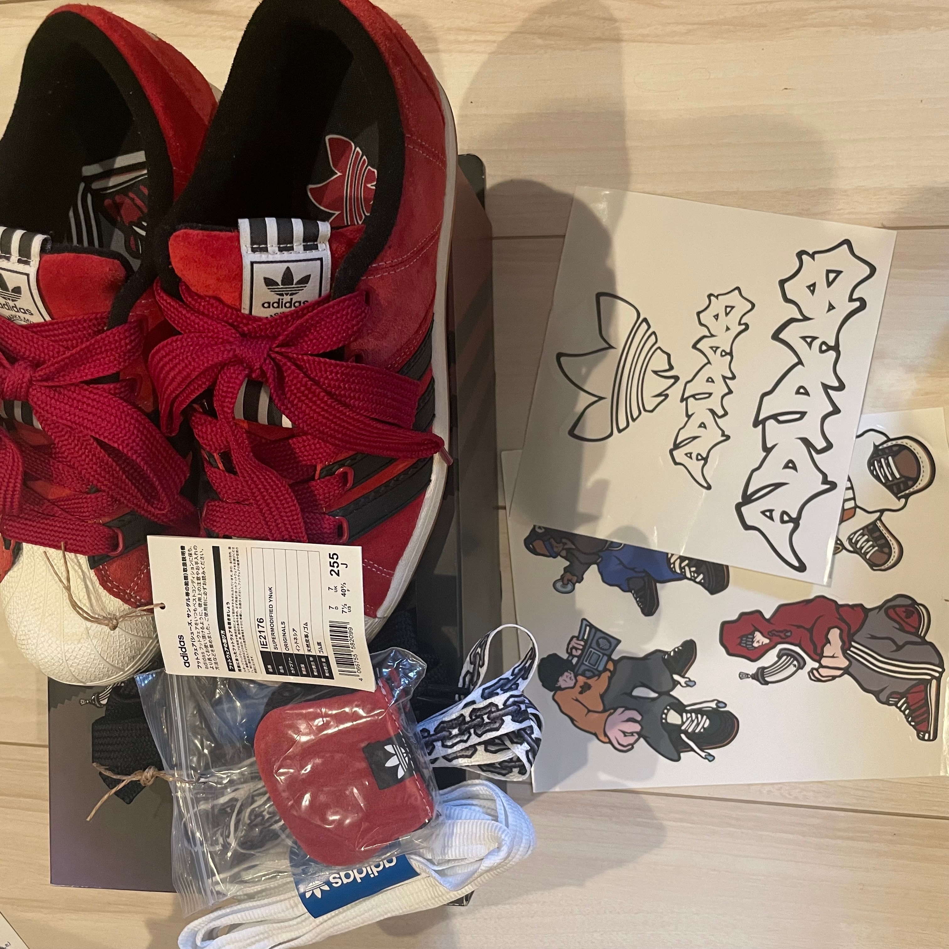 YNuK × アディダス スーパーモディファイド "パワーレッド/コアブラック/オフホワイト"