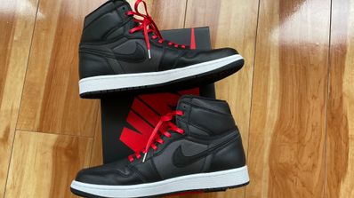 Nike Air Jordan 1 Retro High OG "Black/Metallic Silver/Gym Red"