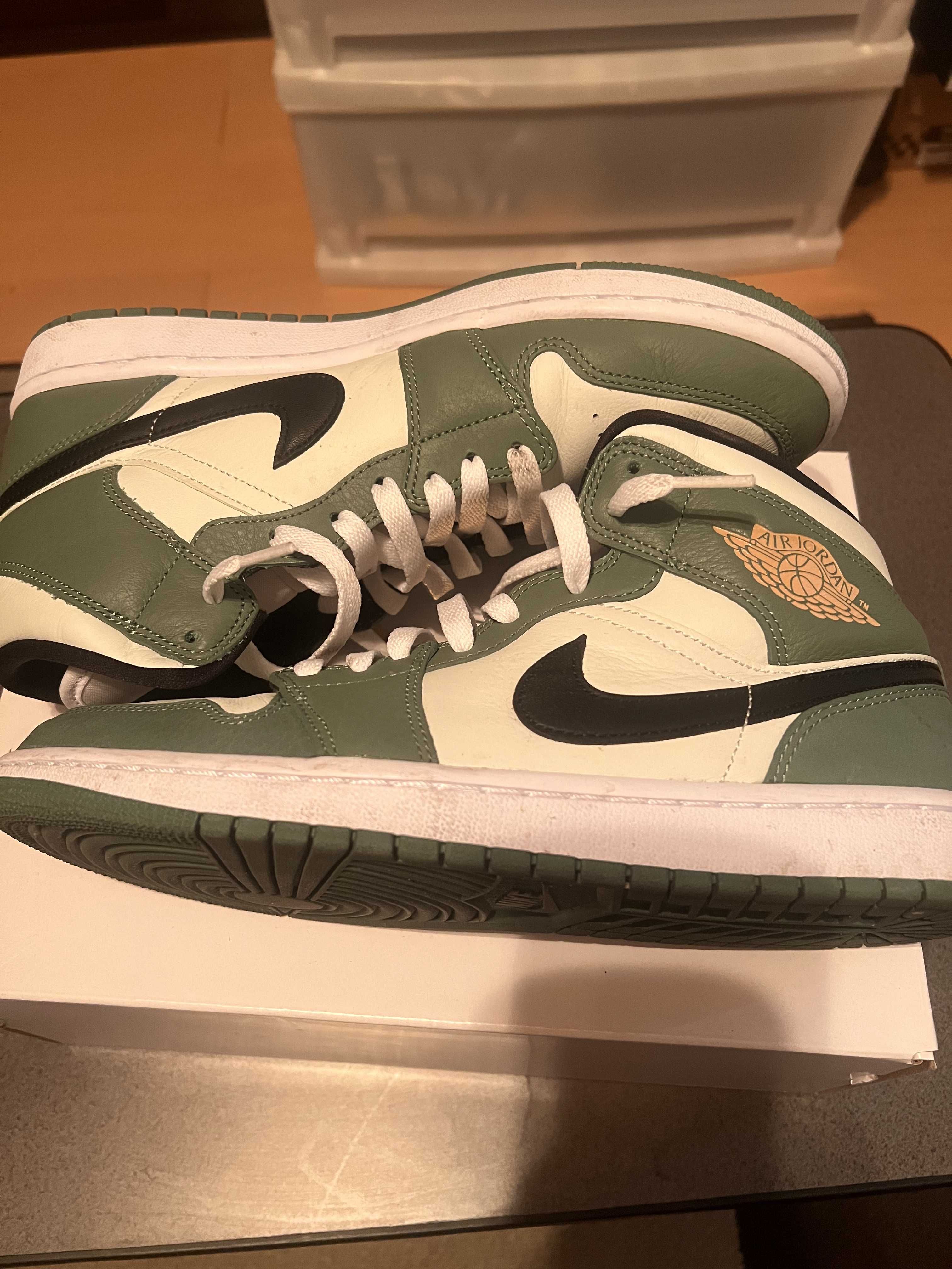 NIKE Women's AIR JORDAN 1 MID SE "DUTCH GREEN"