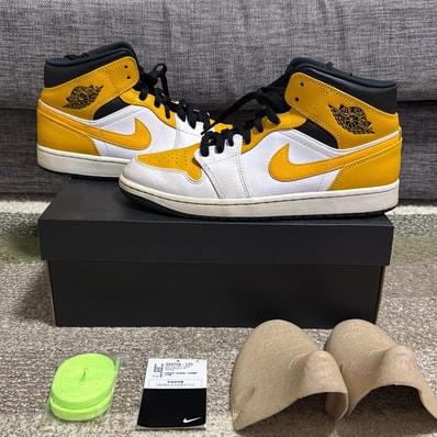 Nike Air Jordan 1 Mid "University Gold"