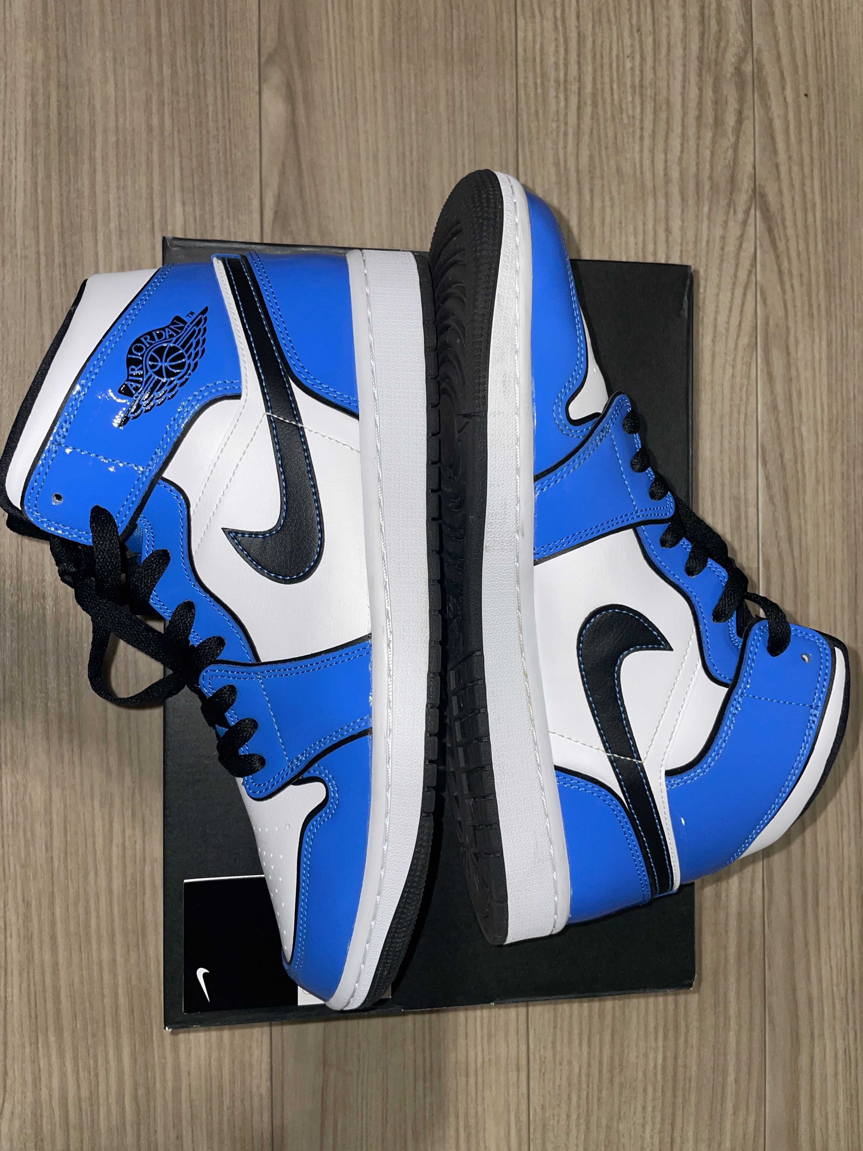 Nike Air Jordan 1 Mid SE "Signal Blue"