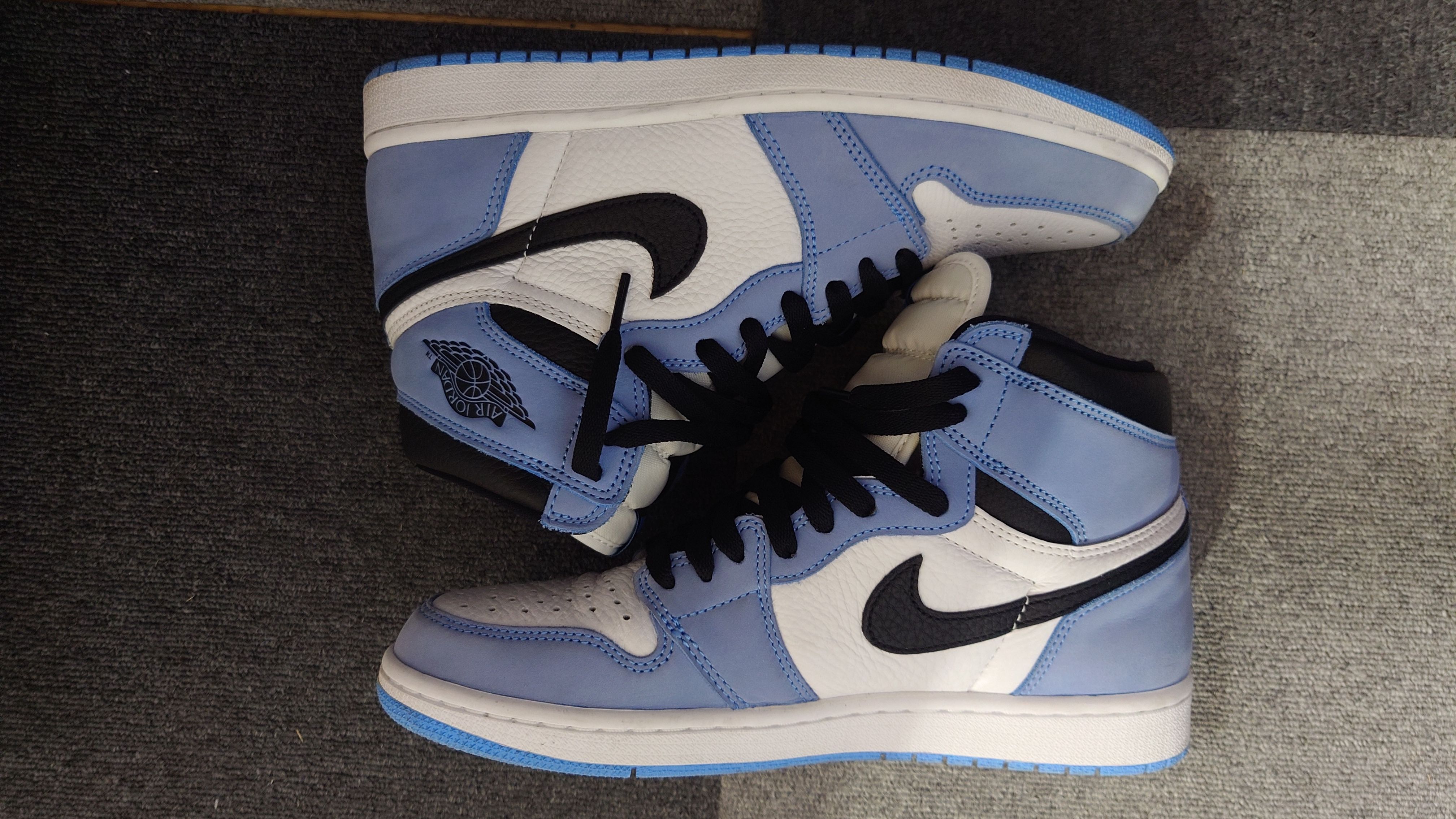 Nike Air Jordan 1 High OG "University Blue"