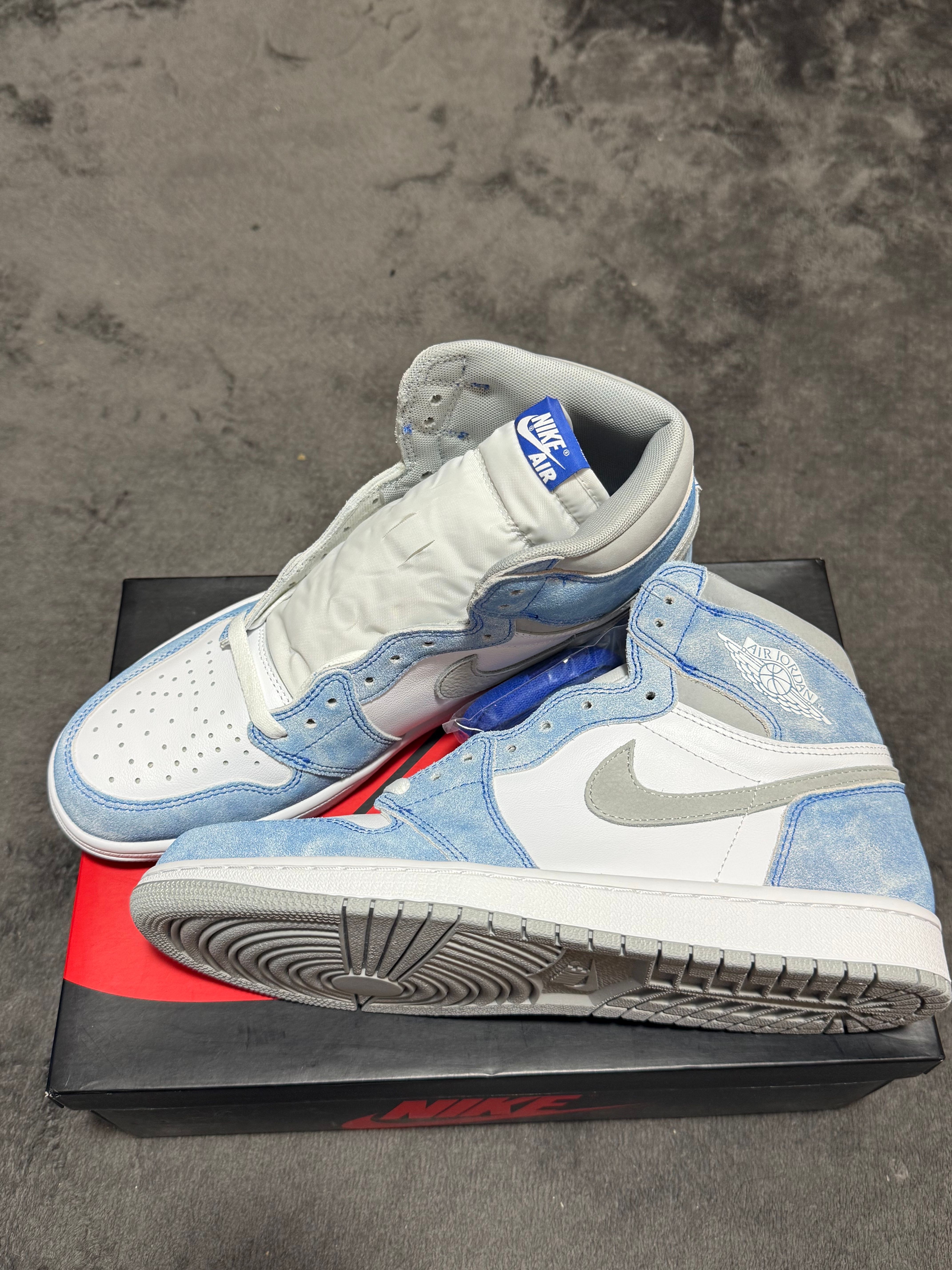 Nike Air Jordan 1 High OG "Hyper Royal"