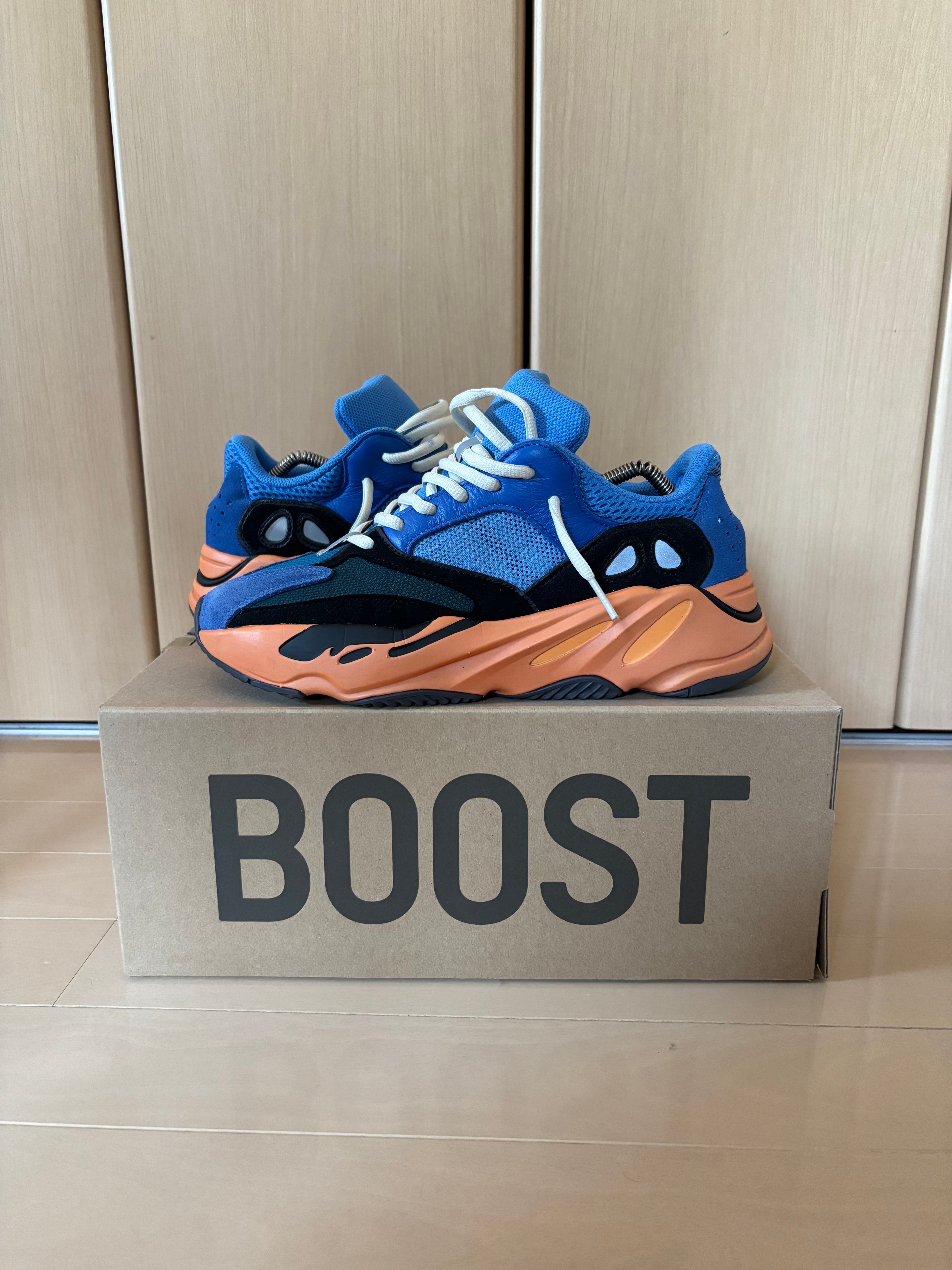 アディダス イージーブースト700 "ブライトブルー"