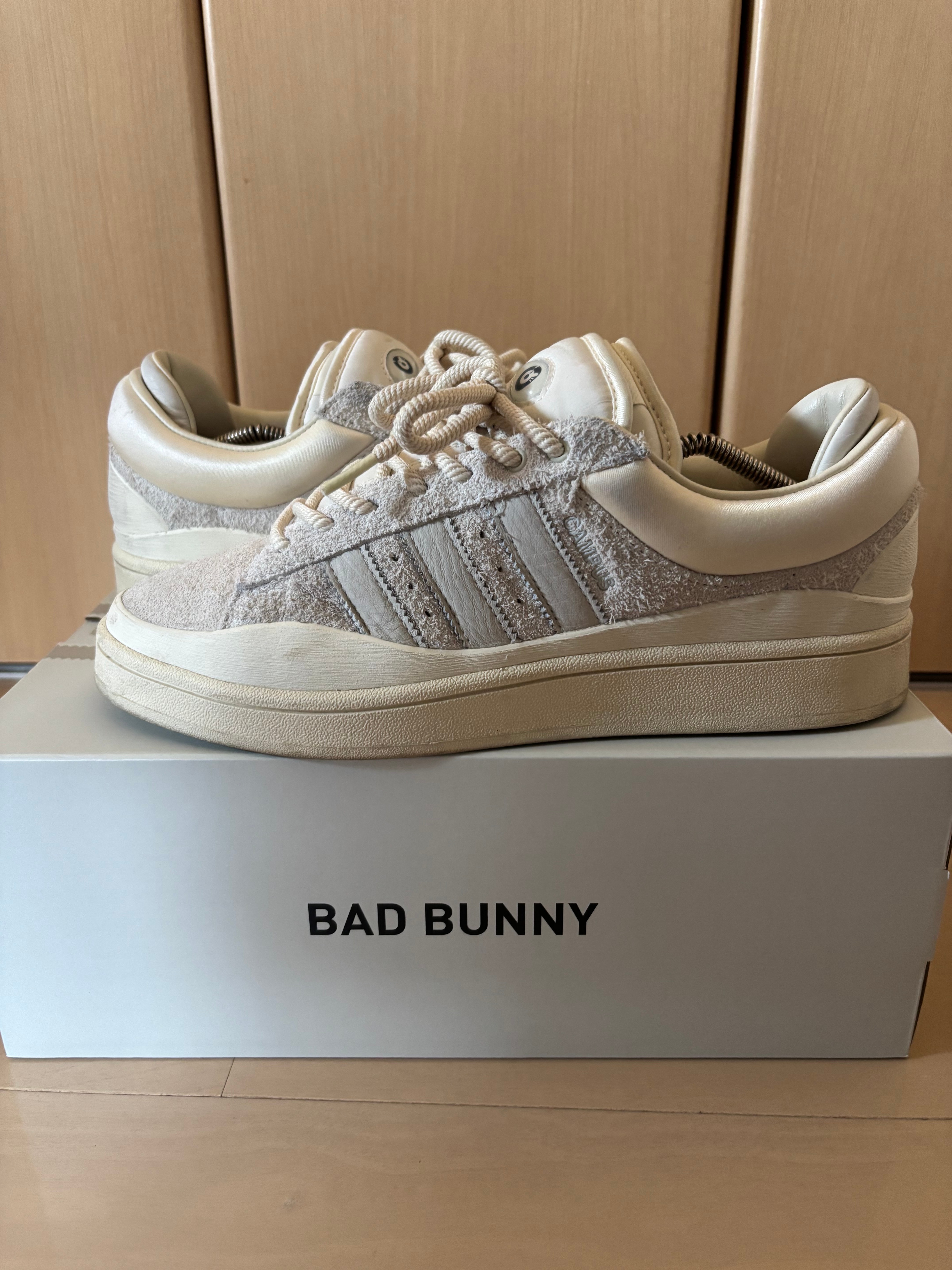 バッド・バニー × アディダス キャンパス "チョークホワイト"