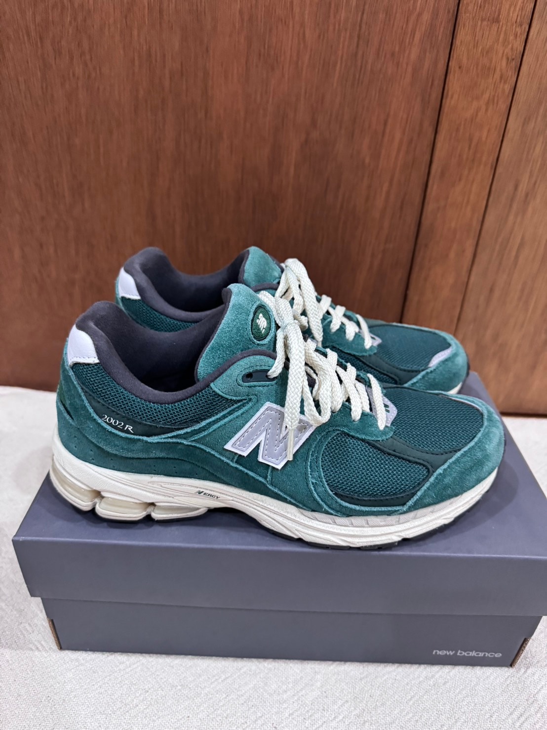 ニューバランス 2002R "フォレスト グリーン"