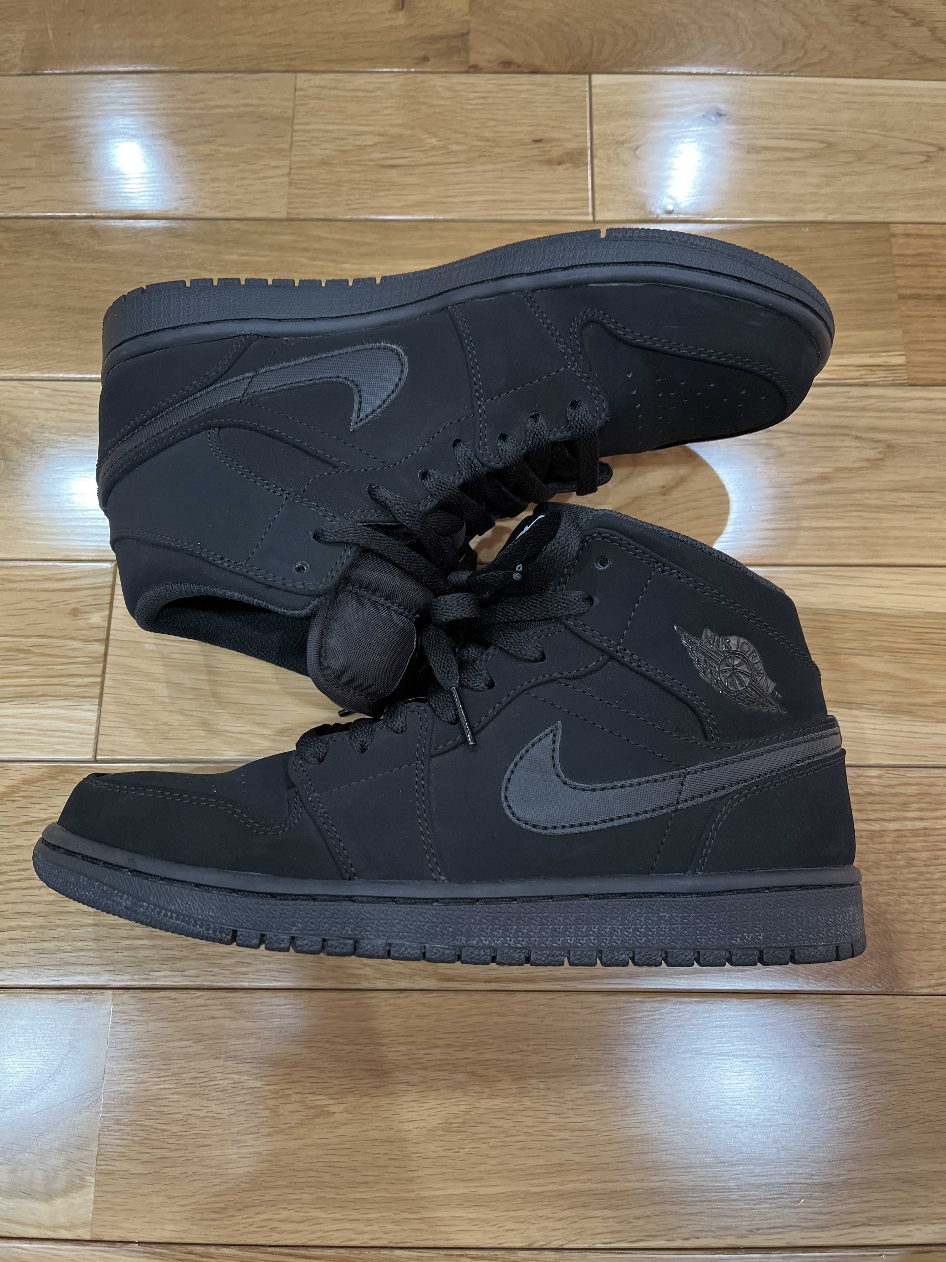 Nike Air Jordan 1 Mid "Black Black White"