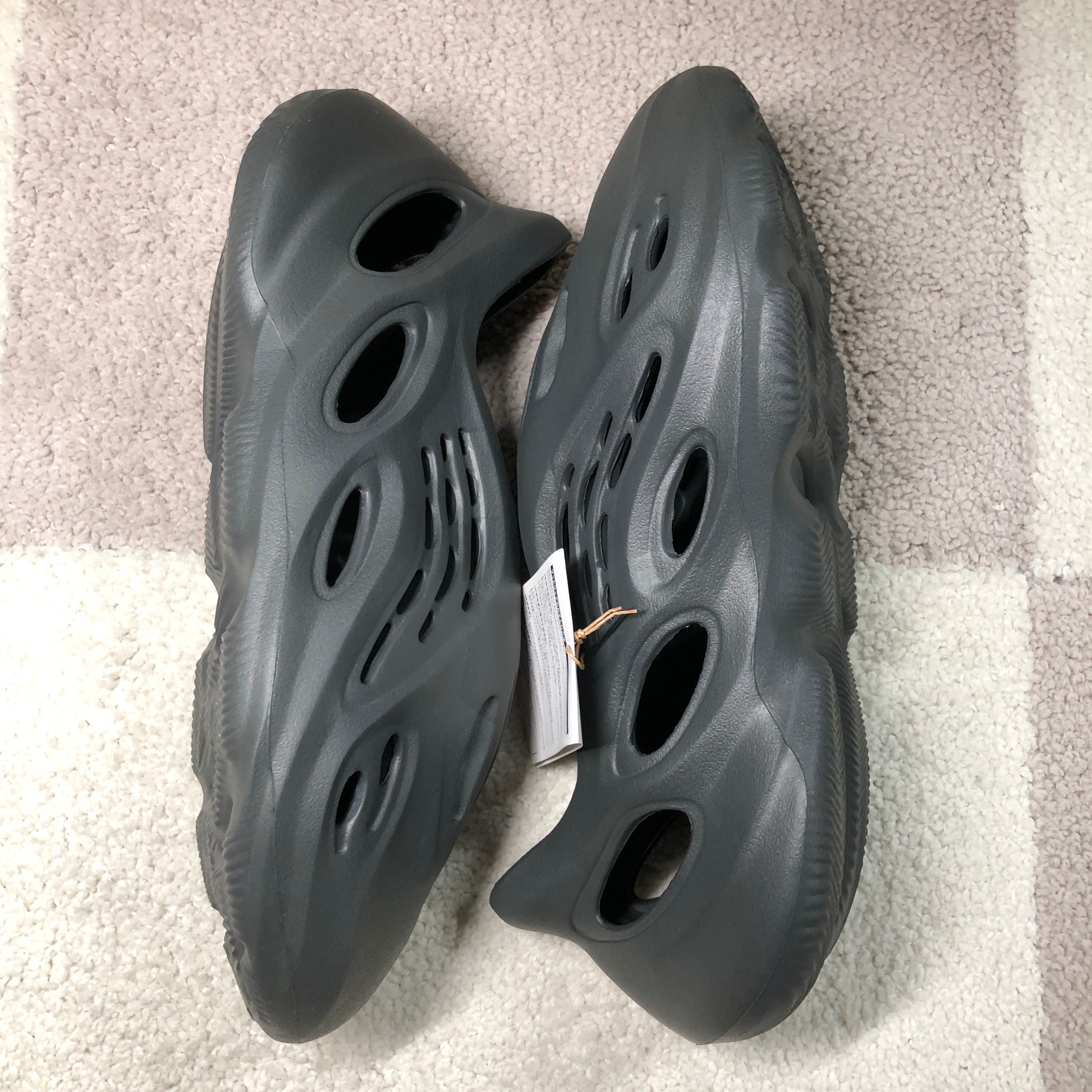 adidas YEEZY Foam Runner "Carbon"