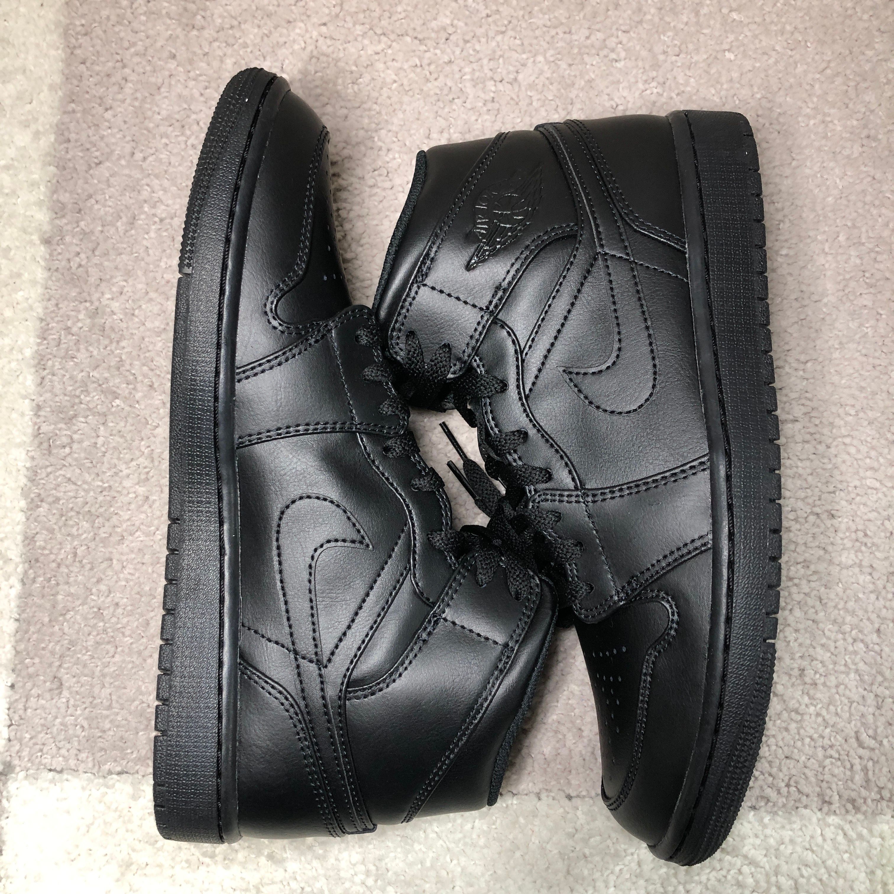 Nike Air Jordan 1 Mid "Triple Black"