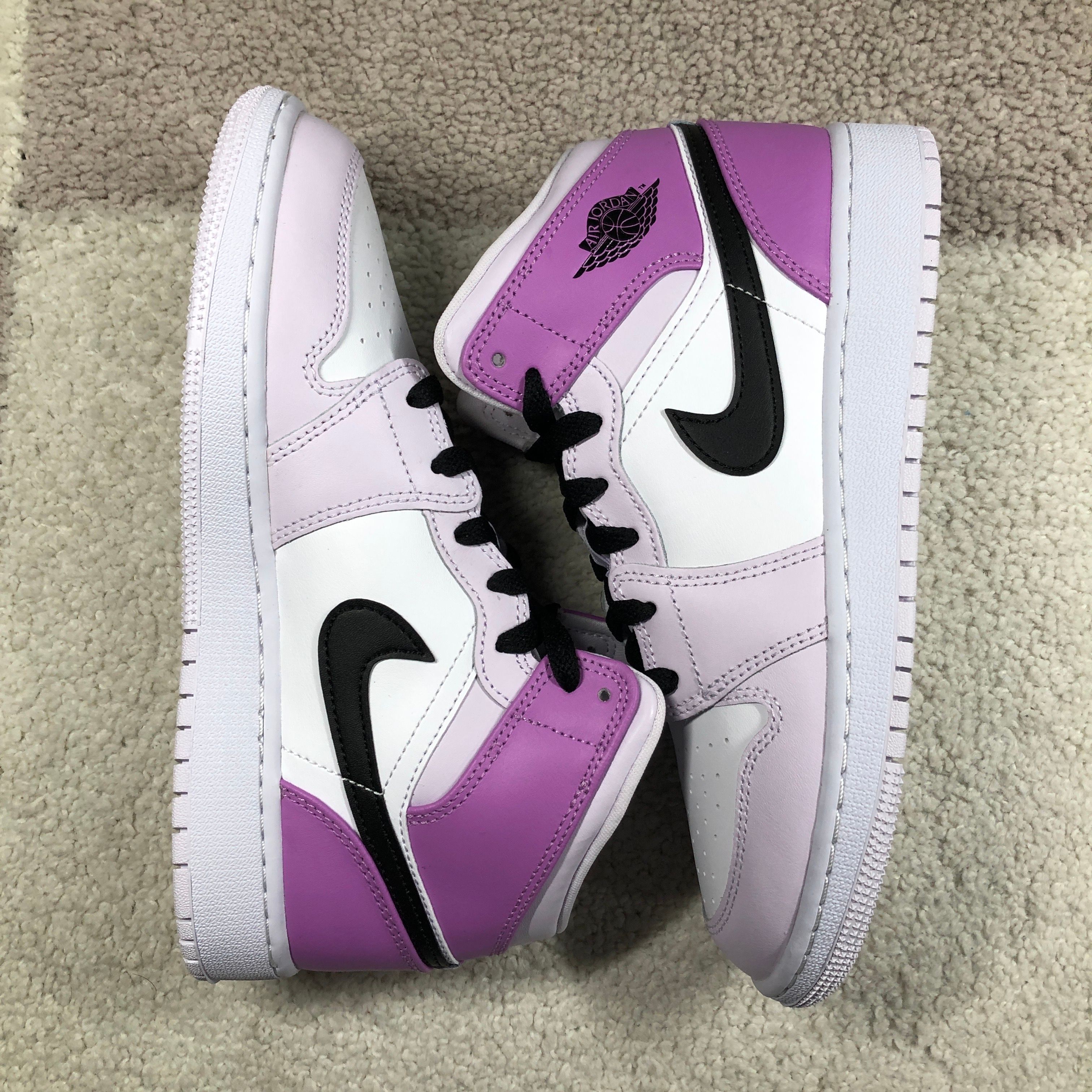 Nike GS Air Jordan 1 Mid "Barely Grape"