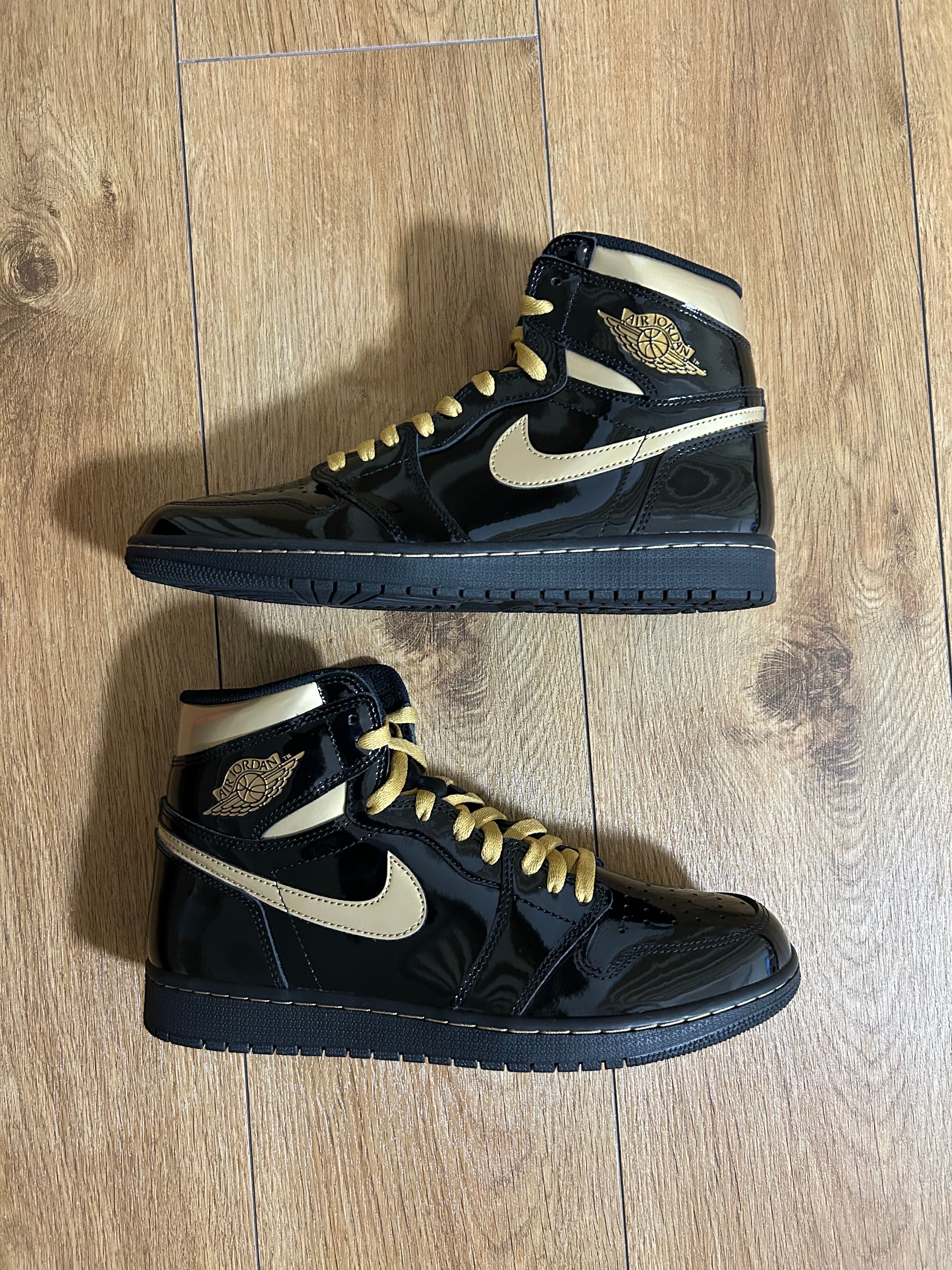 Nike Air Jordan 1 High OG "Black-Metalic Gold"