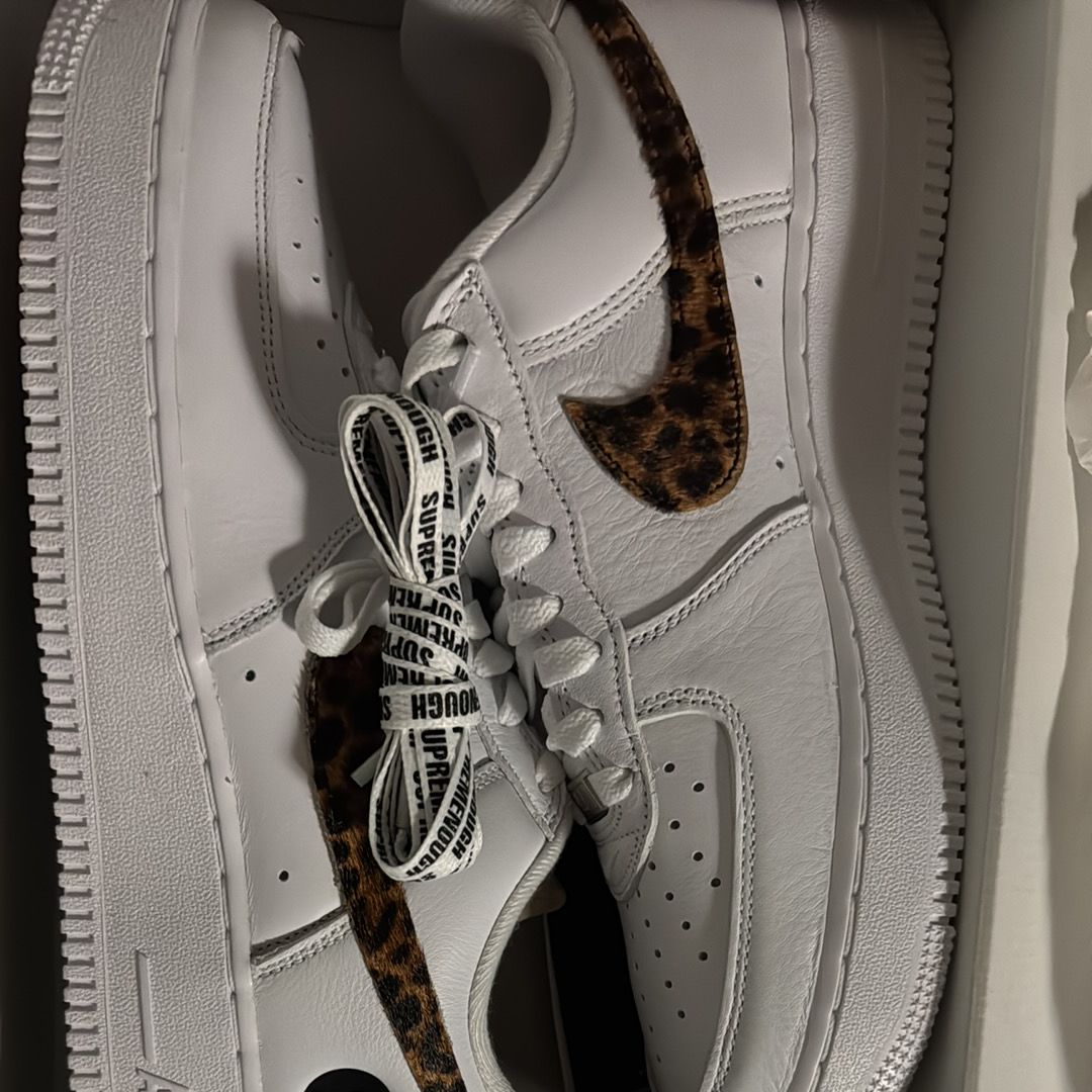 GOODENOUGH × Supreme × Nike Air Force 1 Low "White/Leopard" (25SS Week15)