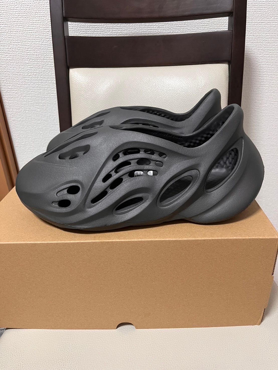 adidas YEEZY Foam Runner "Carbon"