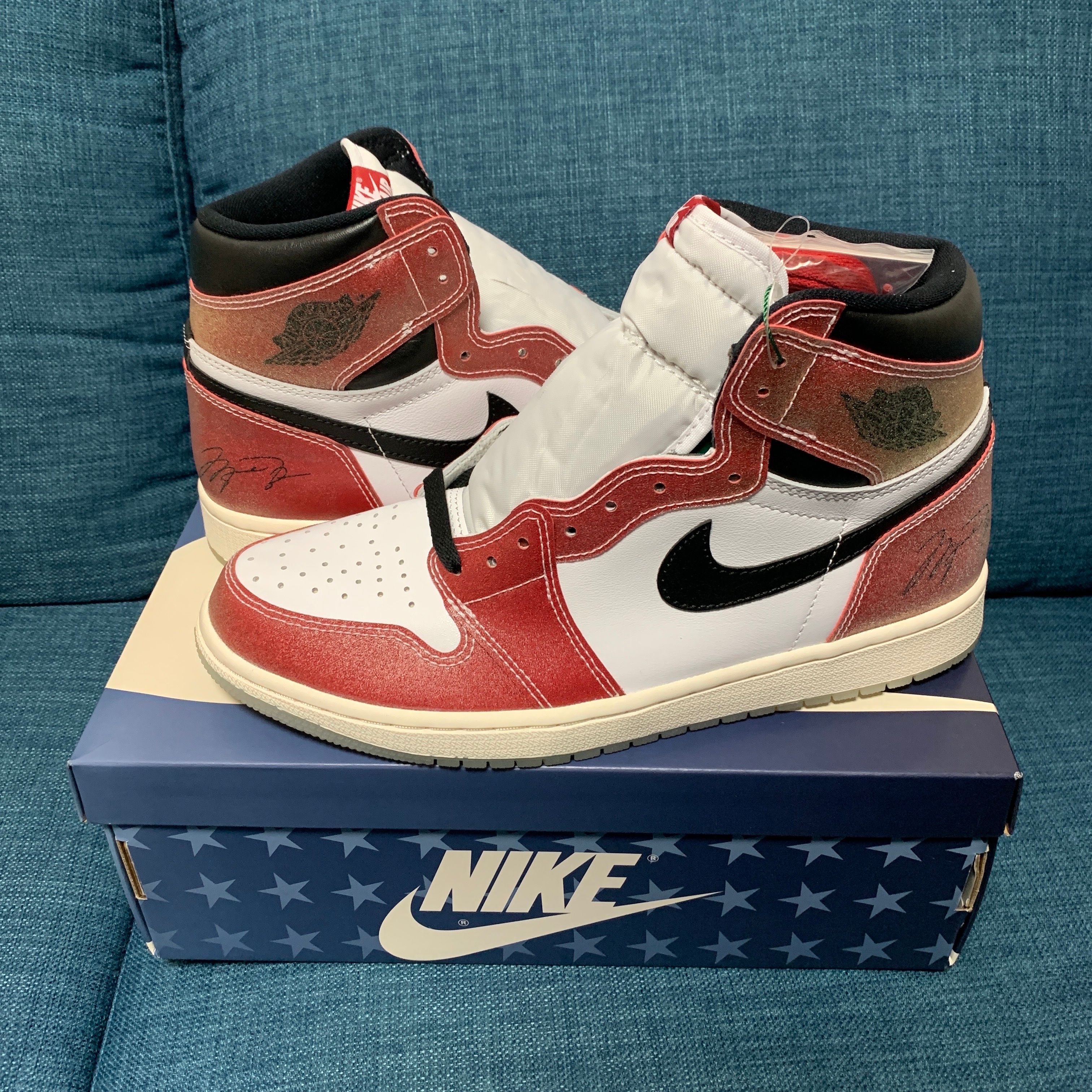 Trophy Room × Nike Air Jordan 1 Retro High "Chicago" (Friends and Family) (Blue Laces)