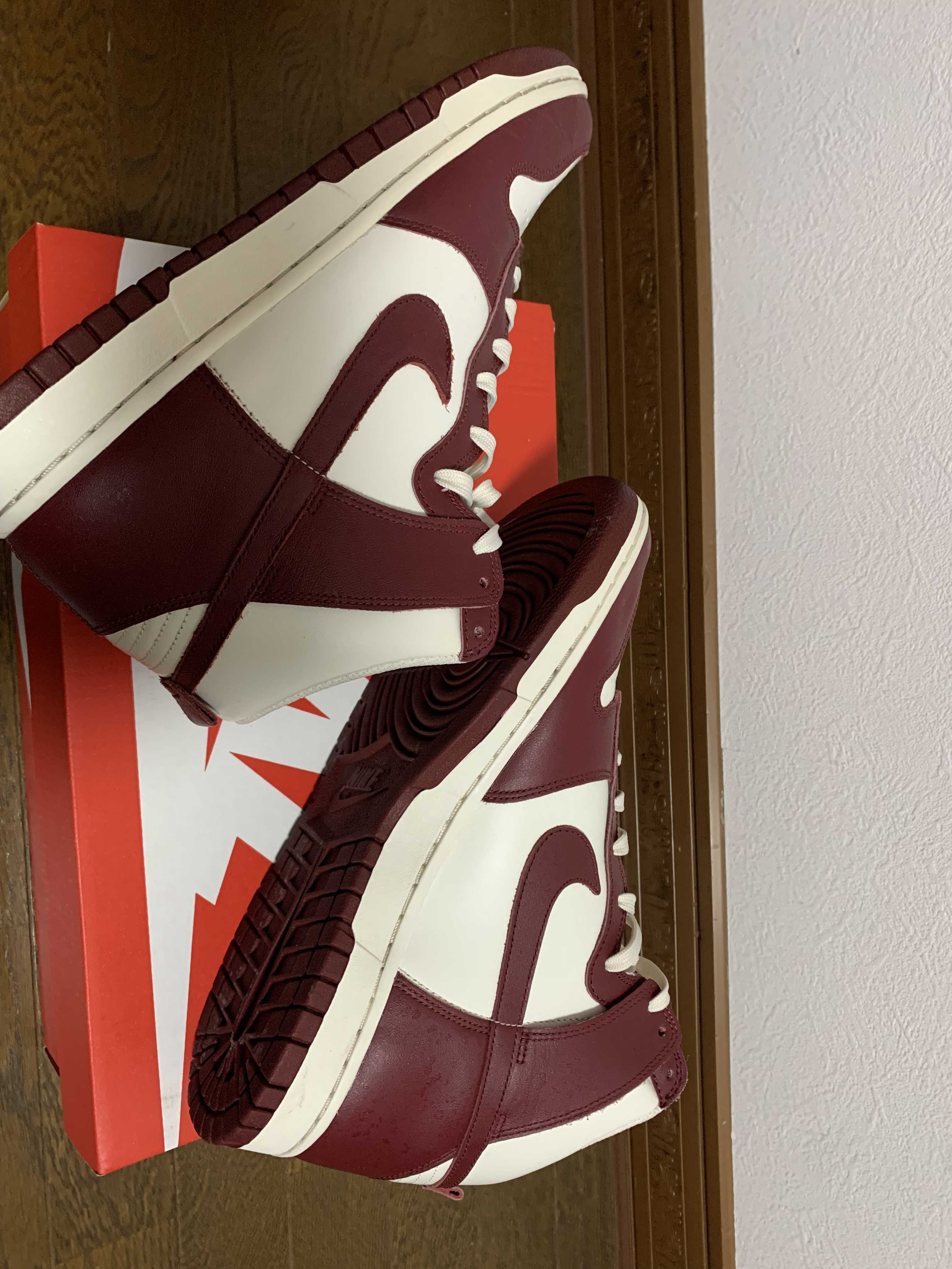 NIKE Women's DUNK HIGH "TEAM RED"