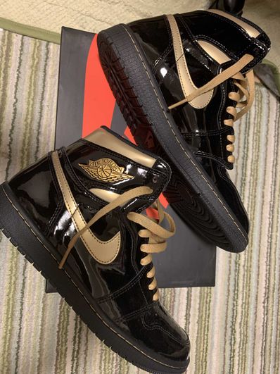 Nike Air Jordan 1 High OG "Black-Metalic Gold"