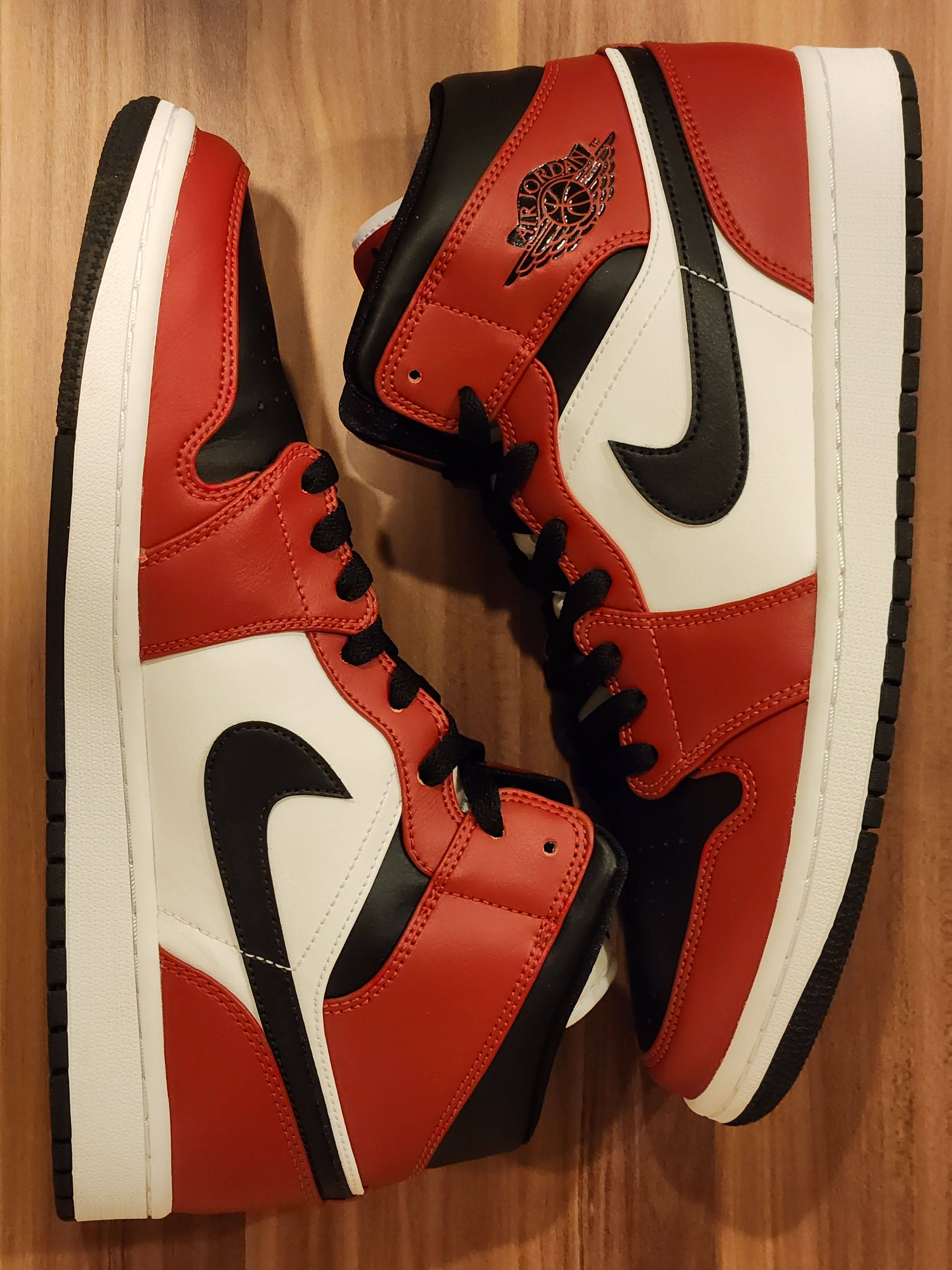 Nike Air Jordan 1 Mid "Chicago Black Toe"