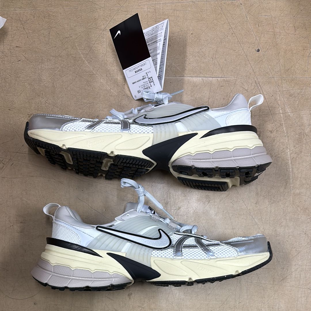 ナイキ V2Kラン "サミットホワイト/ピュアプラチナム/ライトアイアンオール/メタリックシルバー"