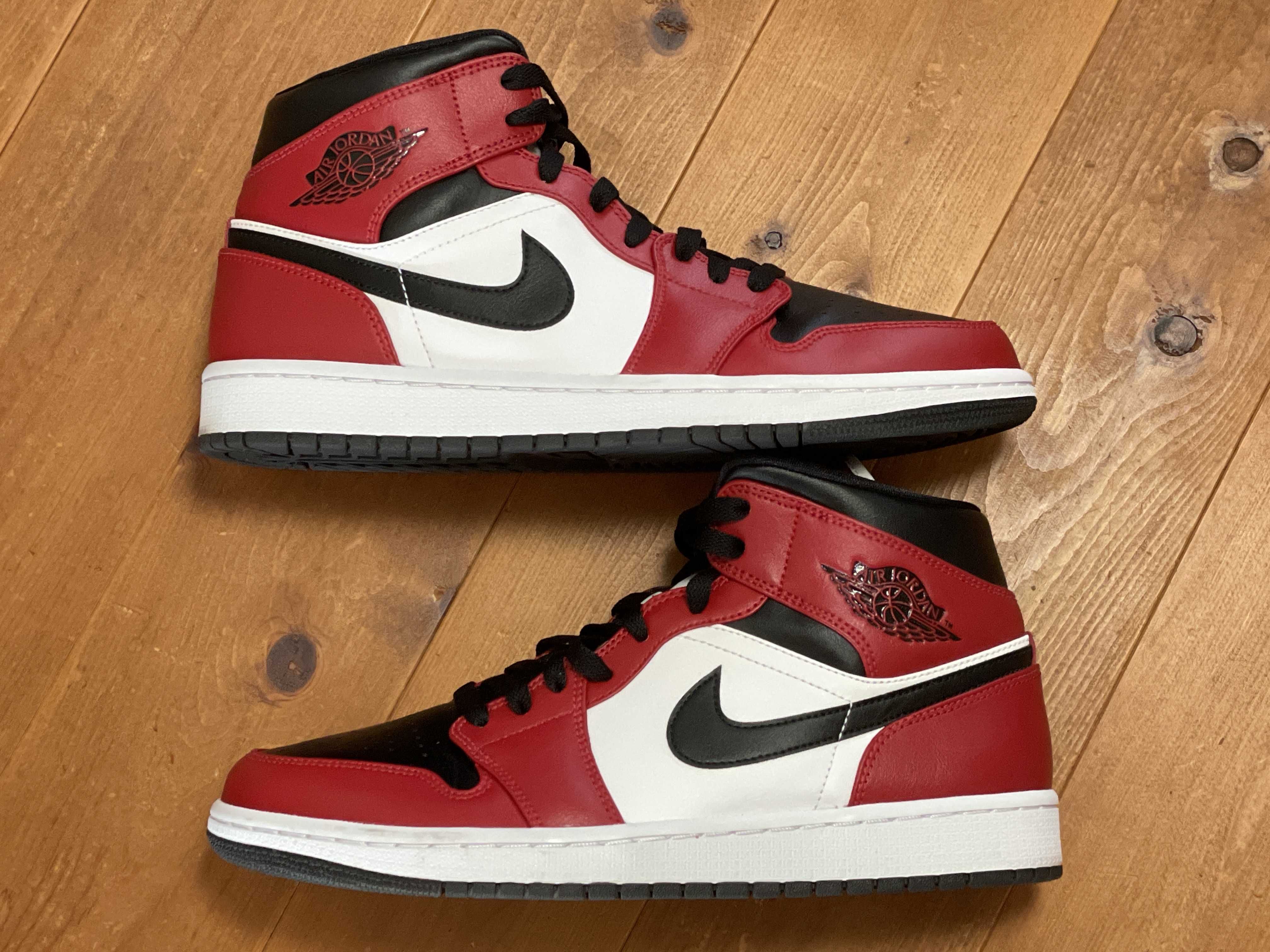Nike Air Jordan 1 Mid "Chicago Black Toe"