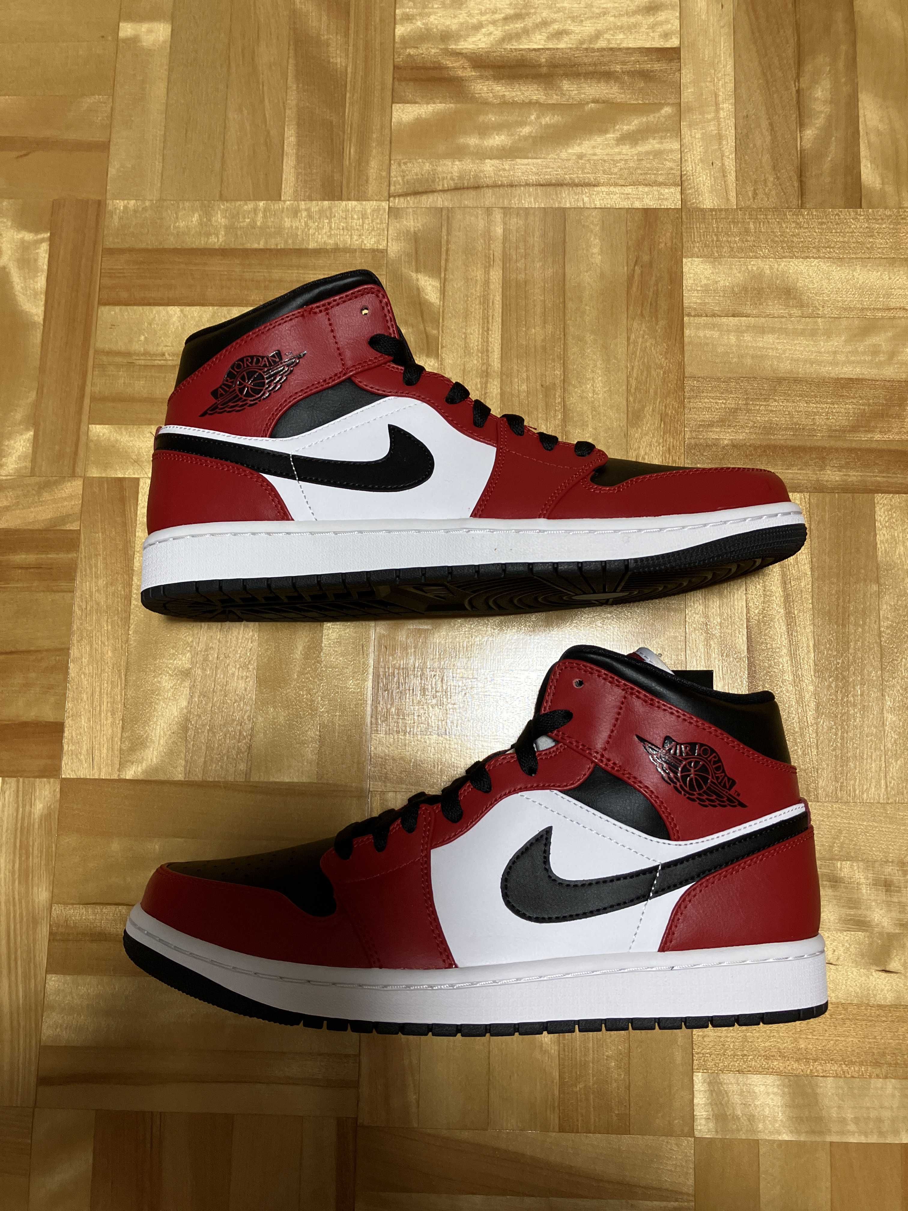 Nike Air Jordan 1 Mid "Chicago Black Toe"