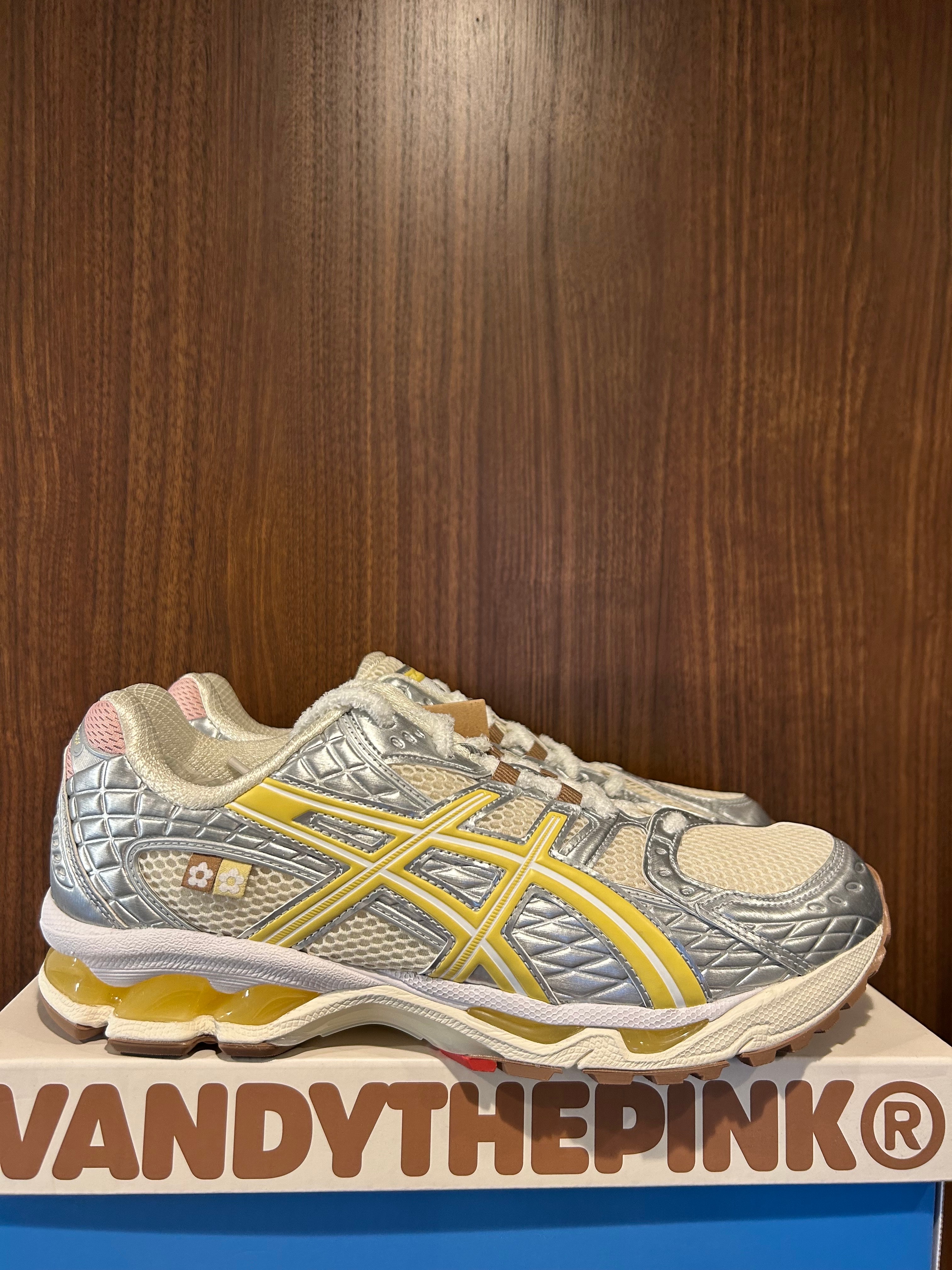 ヴァンディーザピンク × アトモス × アシックス ゲルニンバス10.1 "アイボリー/パイナップルスライス"